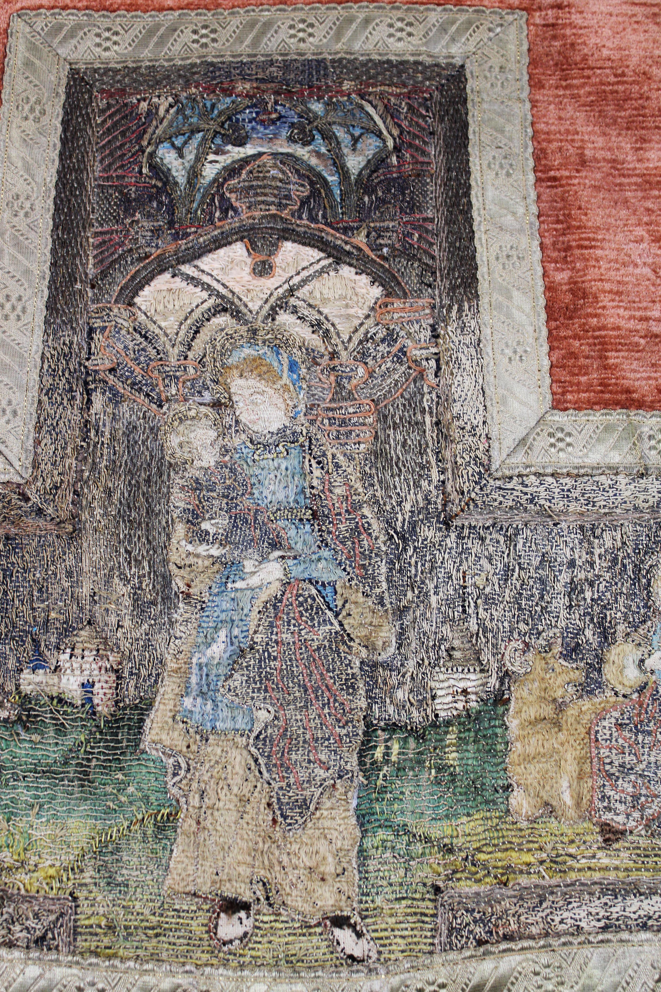 Ce fragment de chasuble est orné d'une broderie flamande à la main des XVe et XVIe siècles, représentant des scènes de la Vierge Marie, de la Madone et de l'enfant dans un décor de jardin. Créée avec de la soie italienne somptueuse, cette pièce