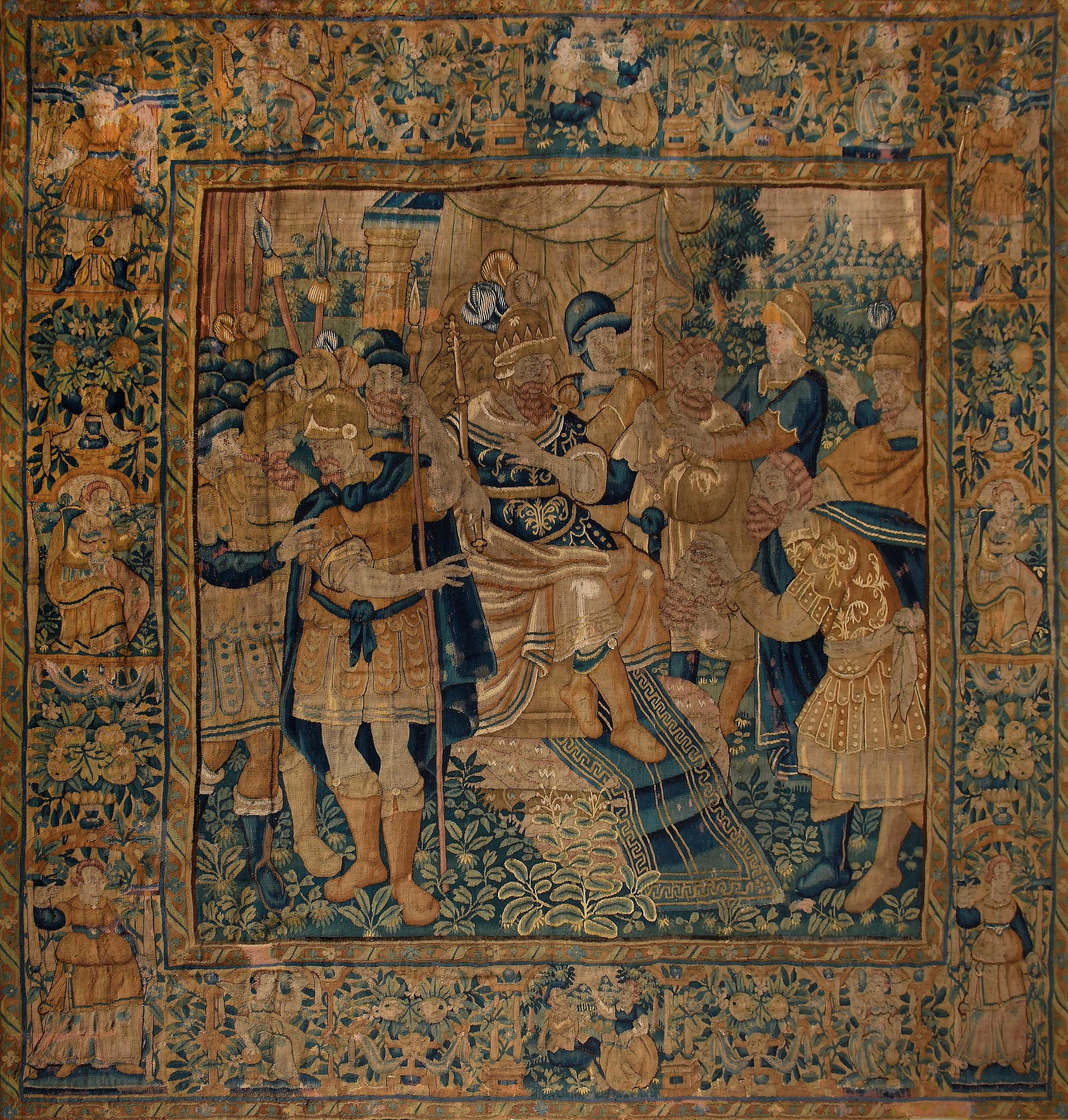 Ein prächtiger historischer flämischer Wandteppich aus dem späten 16. Jahrhundert, möglicherweise aus Oudenaarde, gewebt mit reichen Gold-, Blau- und Grünfäden. Das zentrale Feld stellt möglicherweise die Geschichte der Übergabe des Kopfes von