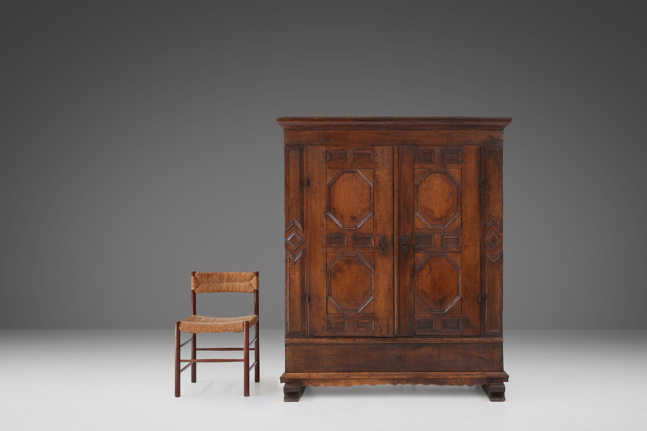 
This Flemish late 18th century cabinet is made of full oak wood, a durable and quality material that has stood the test of time.

The wood has a beautiful patina, a natural sheen created by use and care of the furniture. The cabinet has two doors
