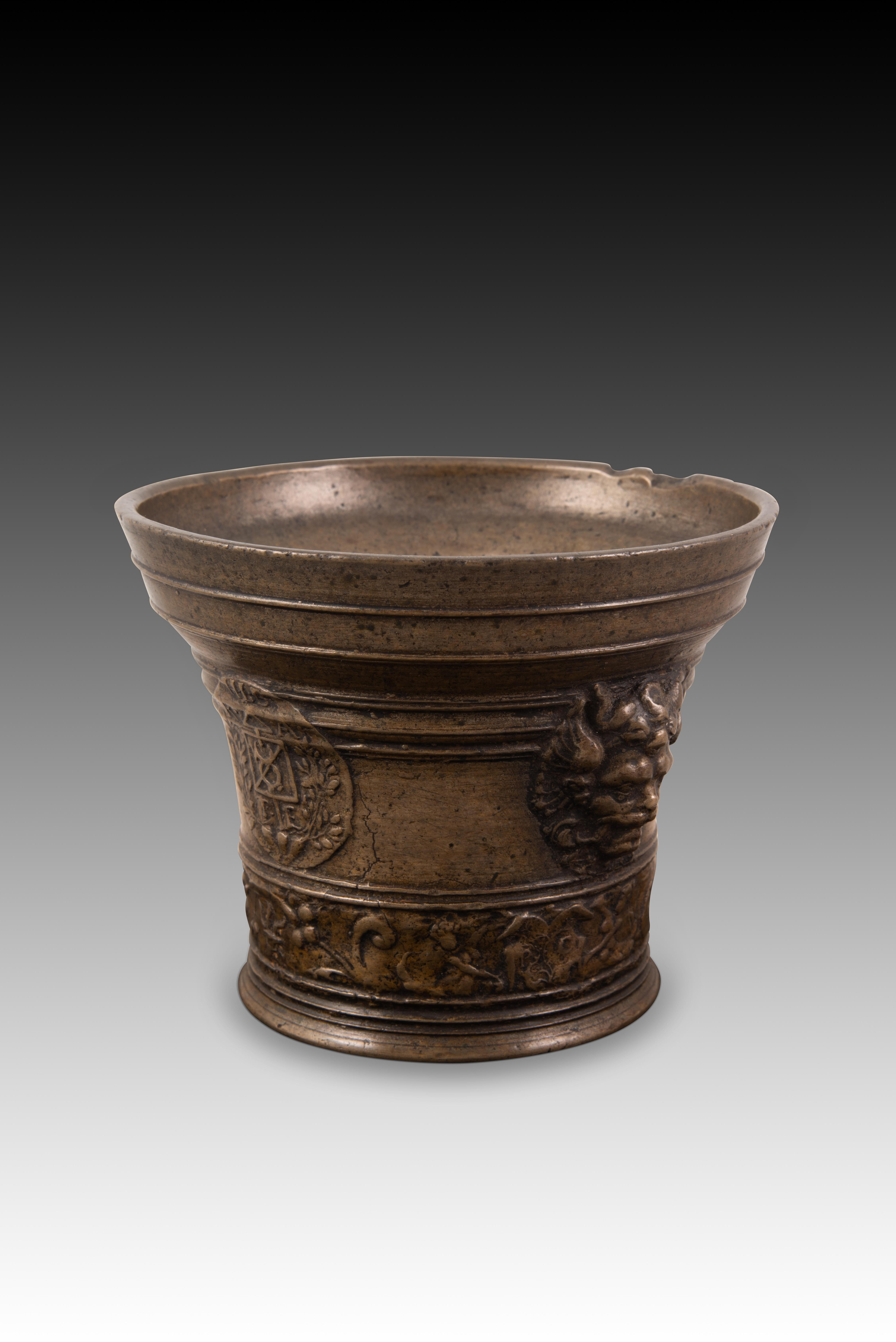 Malta fiamminga. Bronzo. XVII secolo. 
Caratteristiche del marchio. 
Mortaio a base circolare con una bocca che si estende verso l'esterno delle due strisce superiori e un corpo con una leggera entasi e una decorazione a rilievo di motivi