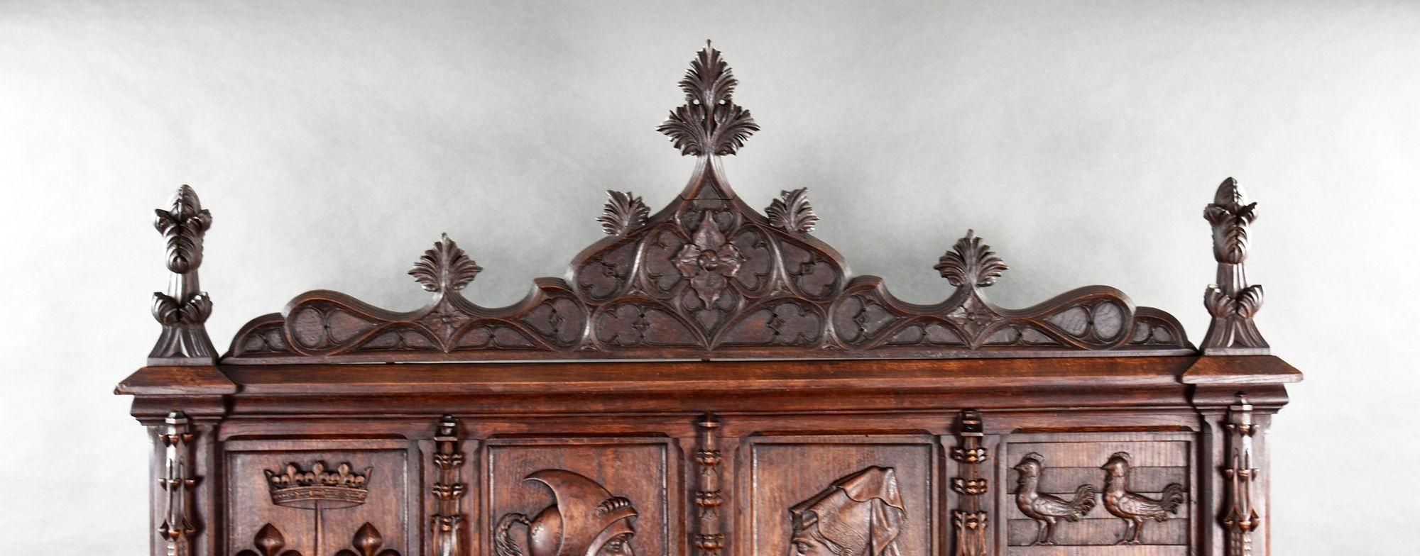 Flemish oak carved settle in good condition with beautiful carvings, the panel with the sword and the fleurs-de-lis is a variation on the arms of Joan of Arc, Joan’s brothers were ennobled by the French King after her death. Quite of few of their