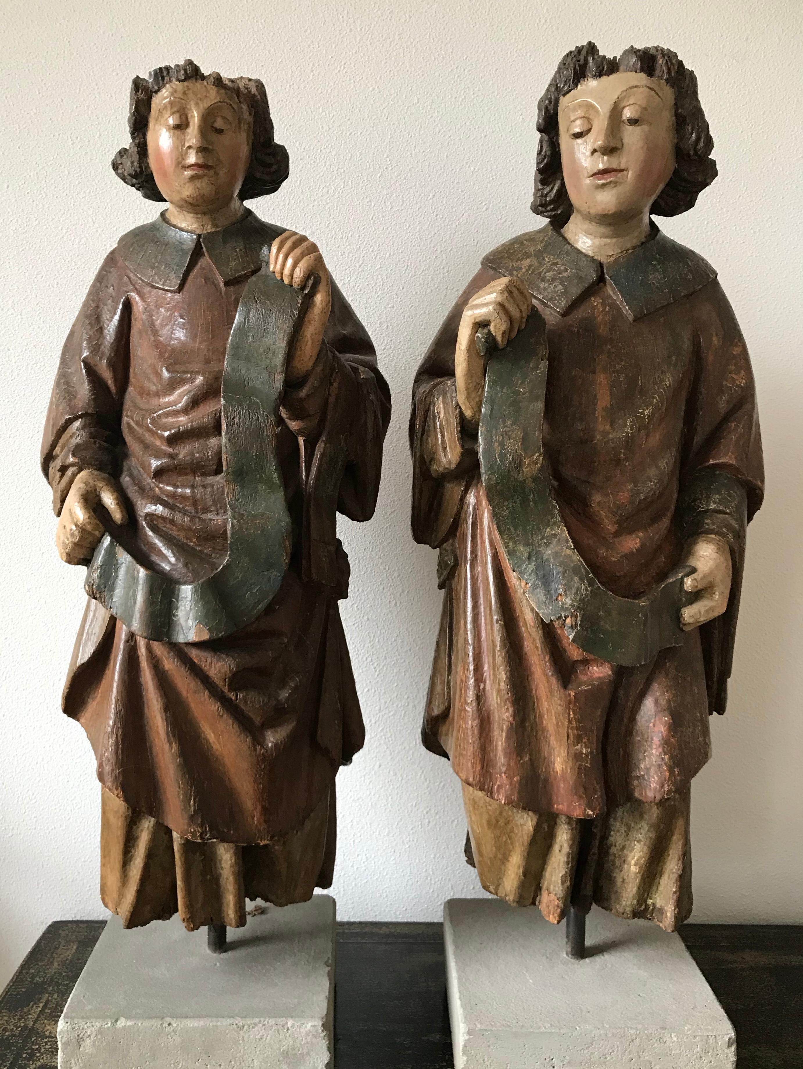 Flemish  pair of angles or messengers, with banderoles in their hands.
Wood carved in oak, polychromed.