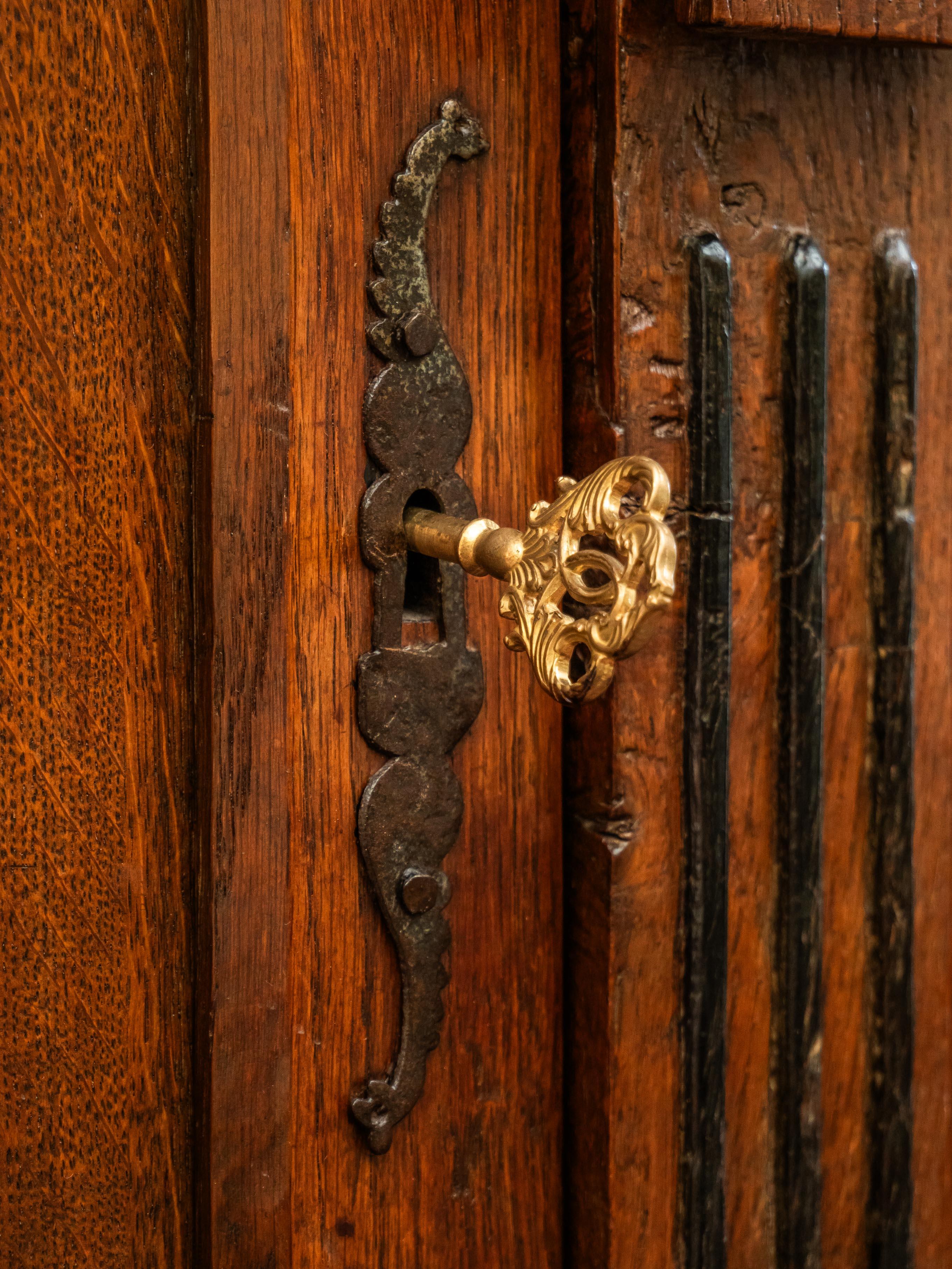 Flemish Renaissance cabinet from the 17th century For Sale 7