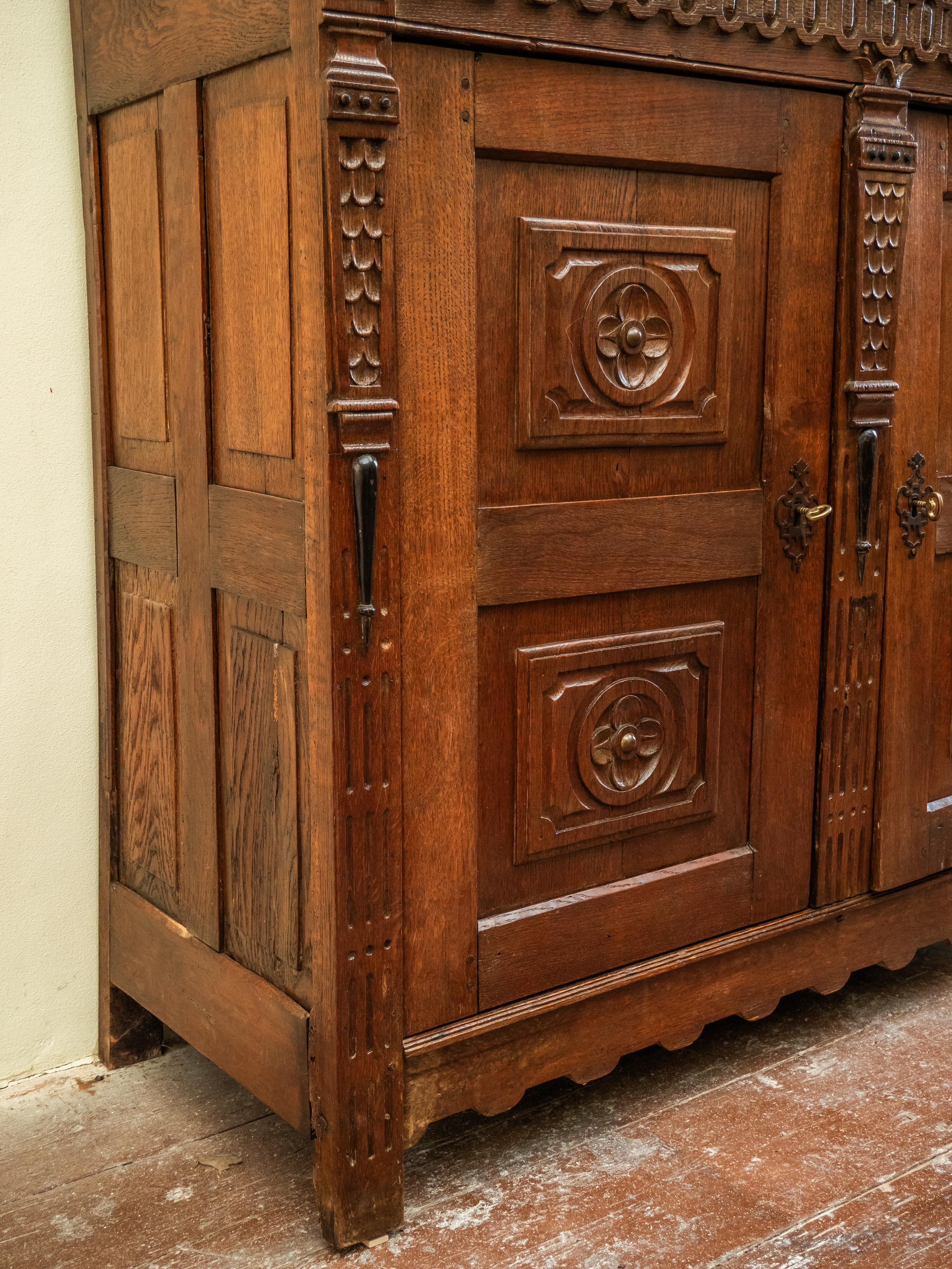 Flemish Renaissance cabinet from the 17th century For Sale 8