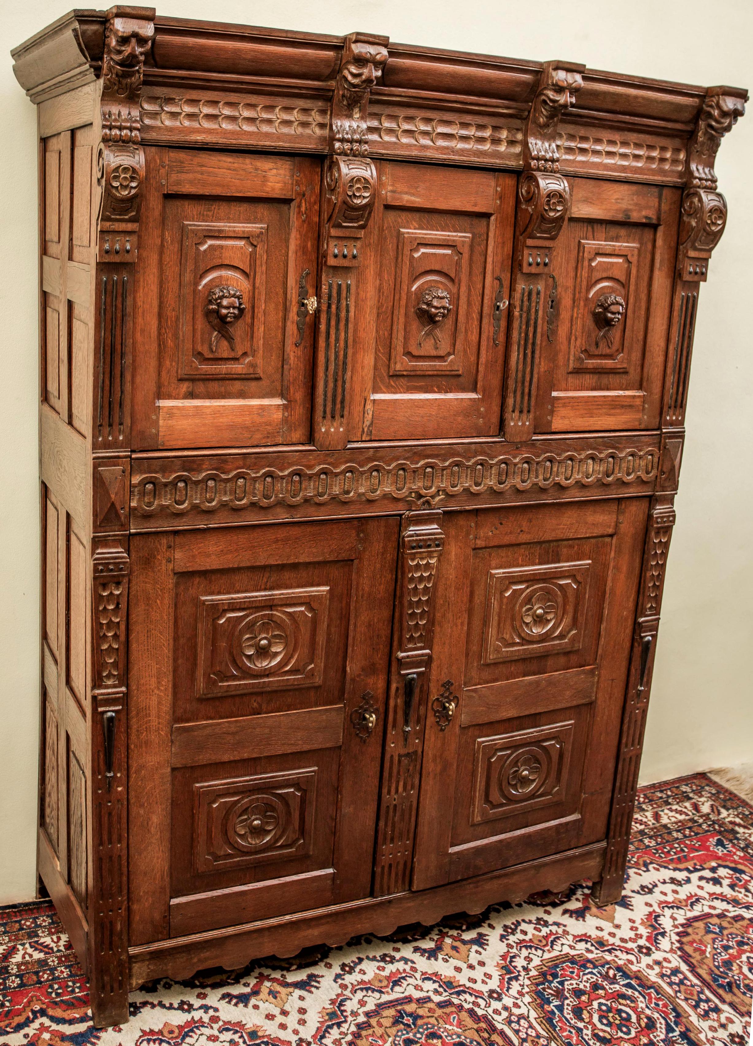 Flemish Renaissance cabinet from the 17th century

Original from the Flemish Renaissance period - the first half of the 17th century. The cabinet is made of solid oak with high-quality carvings. Everything is connected with a groove + pin + pegs.