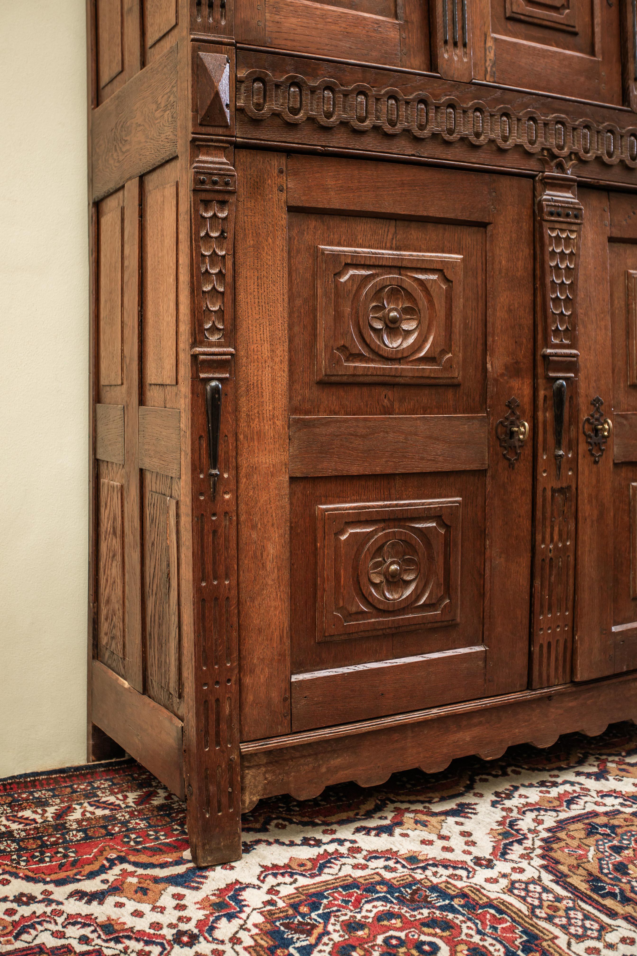 Oak Flemish Renaissance cabinet from the 17th century For Sale