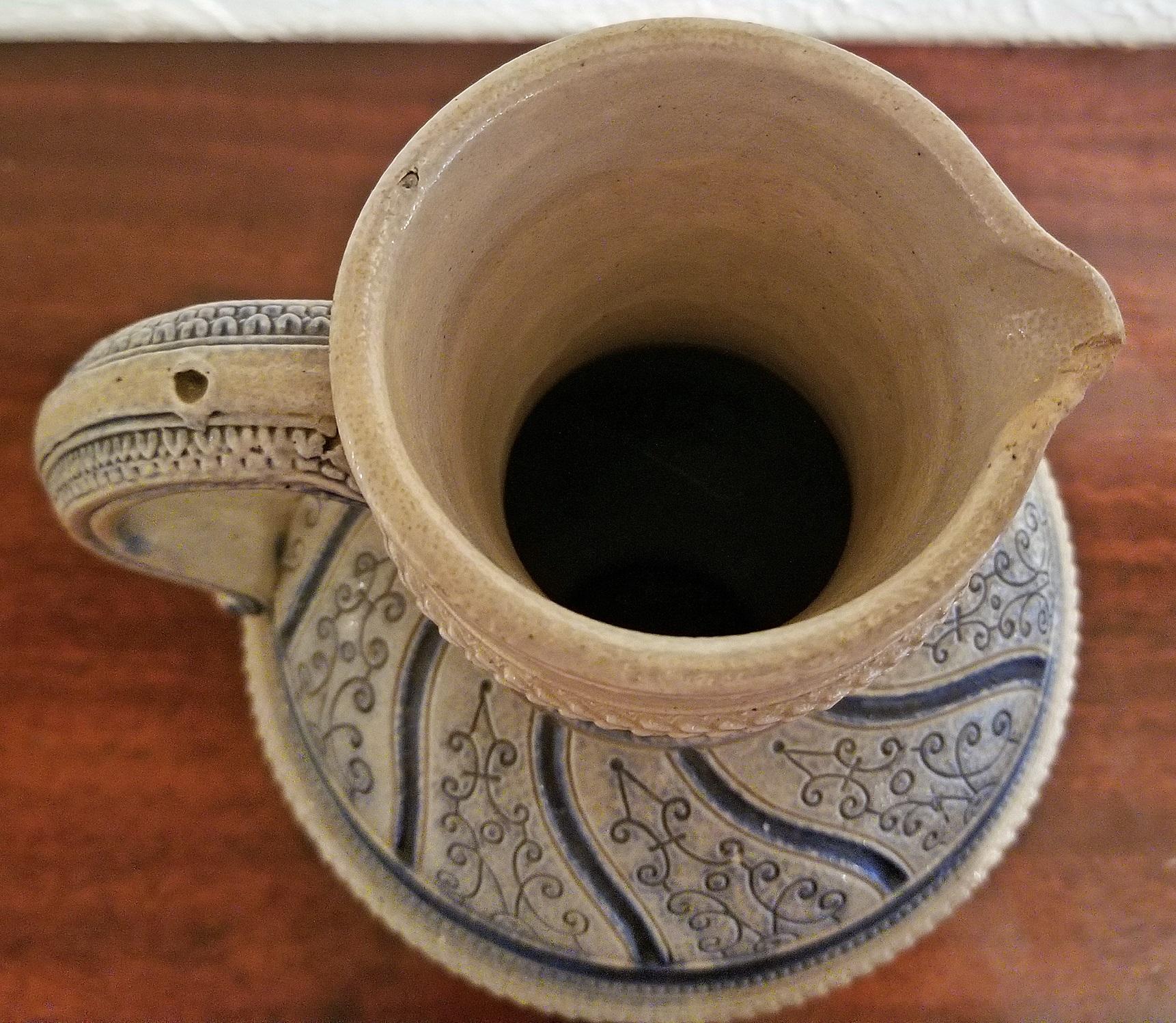 Aiguière à bière flamande en poterie émaillée au sel d'une aiguière, histoire de Susanna 1584  en vente 4