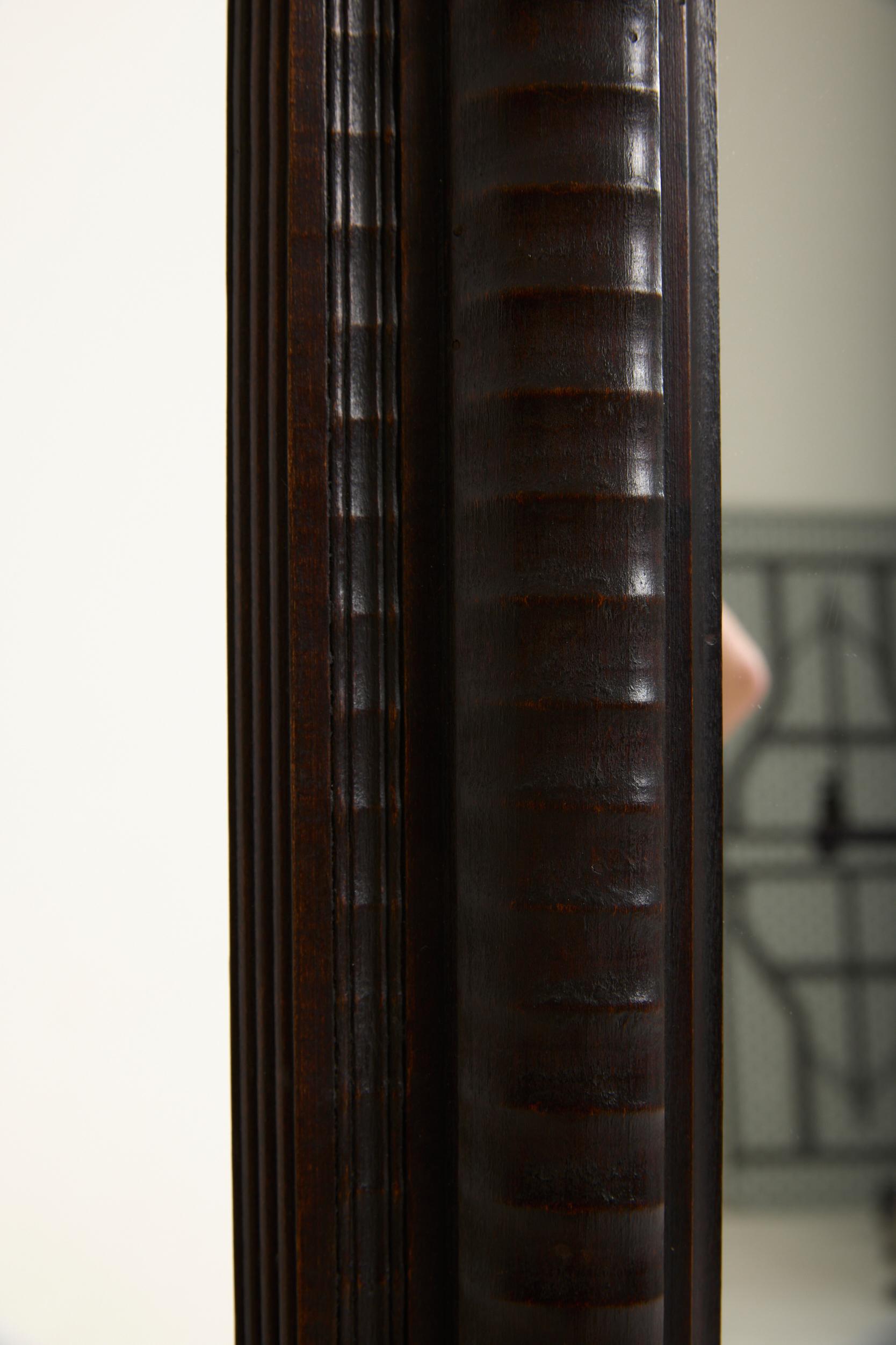 Miroir à cadre ondulé ébonisé de style flamand
Italie, première moitié du XXe siècle
Nouveau verre de rétroviseur et support
