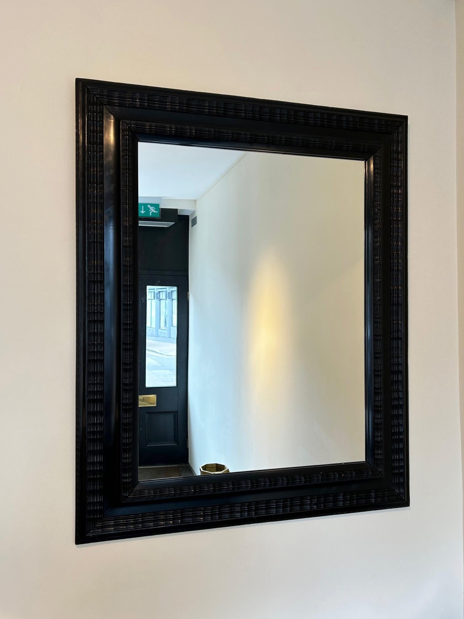 Ein Spiegel mit ebonisiertem Rippelrahmen im flämischen Stil.
Kontinental, frühes 20. Jahrhundert.