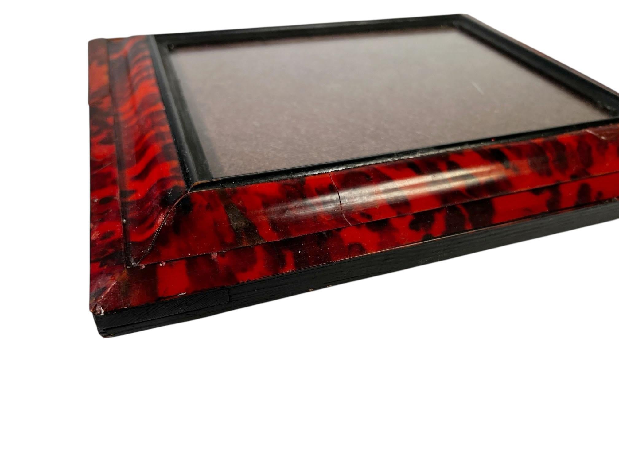 Flemish Tortoiseshell Frame with Red and Black Marbling In Good Condition For Sale In Dallas, TX