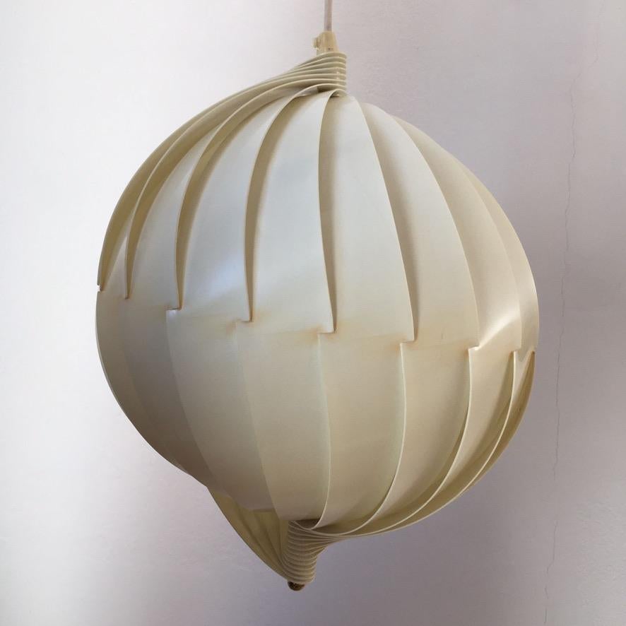 Skandinavische moderne Pendelleuchte, entworfen in den 1960er Jahren von Flemming Brylle und Preben Jacobsen, Dänemark. Diese Lampe besteht aus vielen Streifen aus lichtstreuendem, antistatischem Polyacryl, die sich zu einer muschelartigen Form