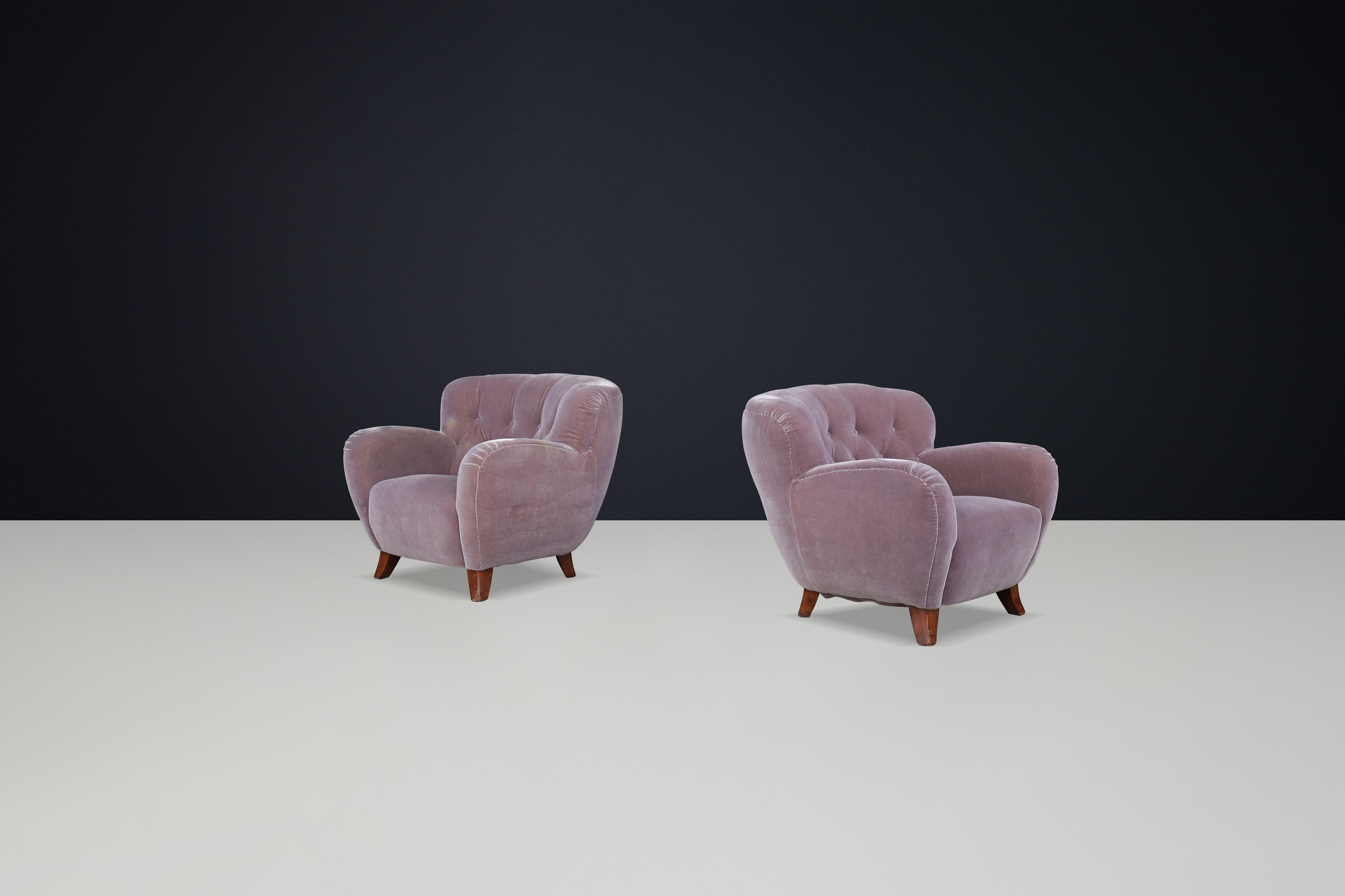 Flemming Lassen Armchairs in Original Velvet Upholstery, Denmark 1930s

These modernist armchairs, attributed to Flemming Lassen (1902-1984), feature a beautifully lyrical and dynamic silhouette with a sculptural form. They are crafted with a beech