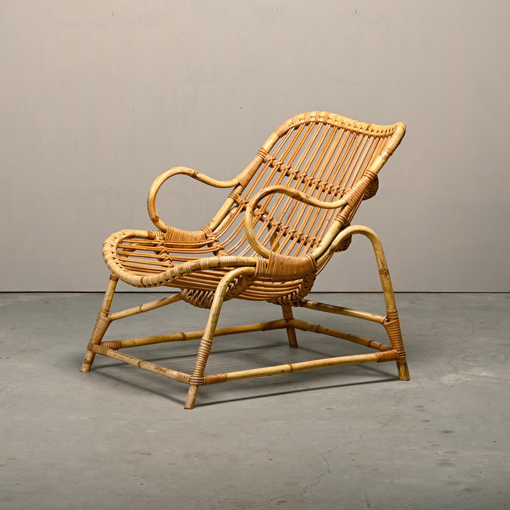 Un ejemplo temprano de la silla de bambú Flemming Lassen, modelo 340 para E.V.A. Nissen & Co., Dinamarca, década de 1940. Construido enteramente con bambú y ratán. La silla está en buen estado original de época y lista para usar. La piel de oveja