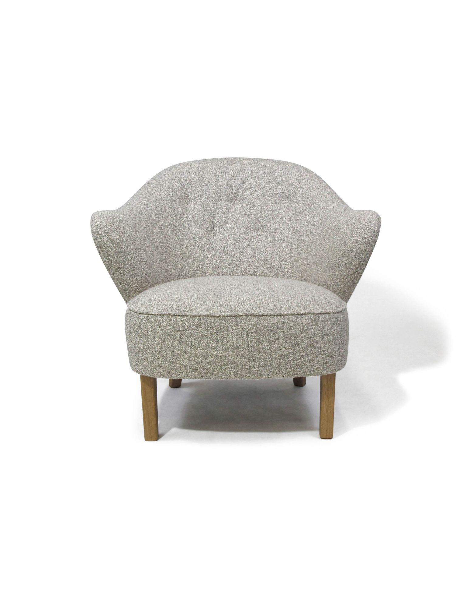 Le sedie lounge Ingeborg sono state disegnate nel 1940 da Flemming Lassen e prodotte dal maestro falegname Jakob Kjaer per la mostra The Copenhagen Cabinetmaker Guild. Sedie con struttura in legno massiccio, forma scolpita e completamente rivestite
