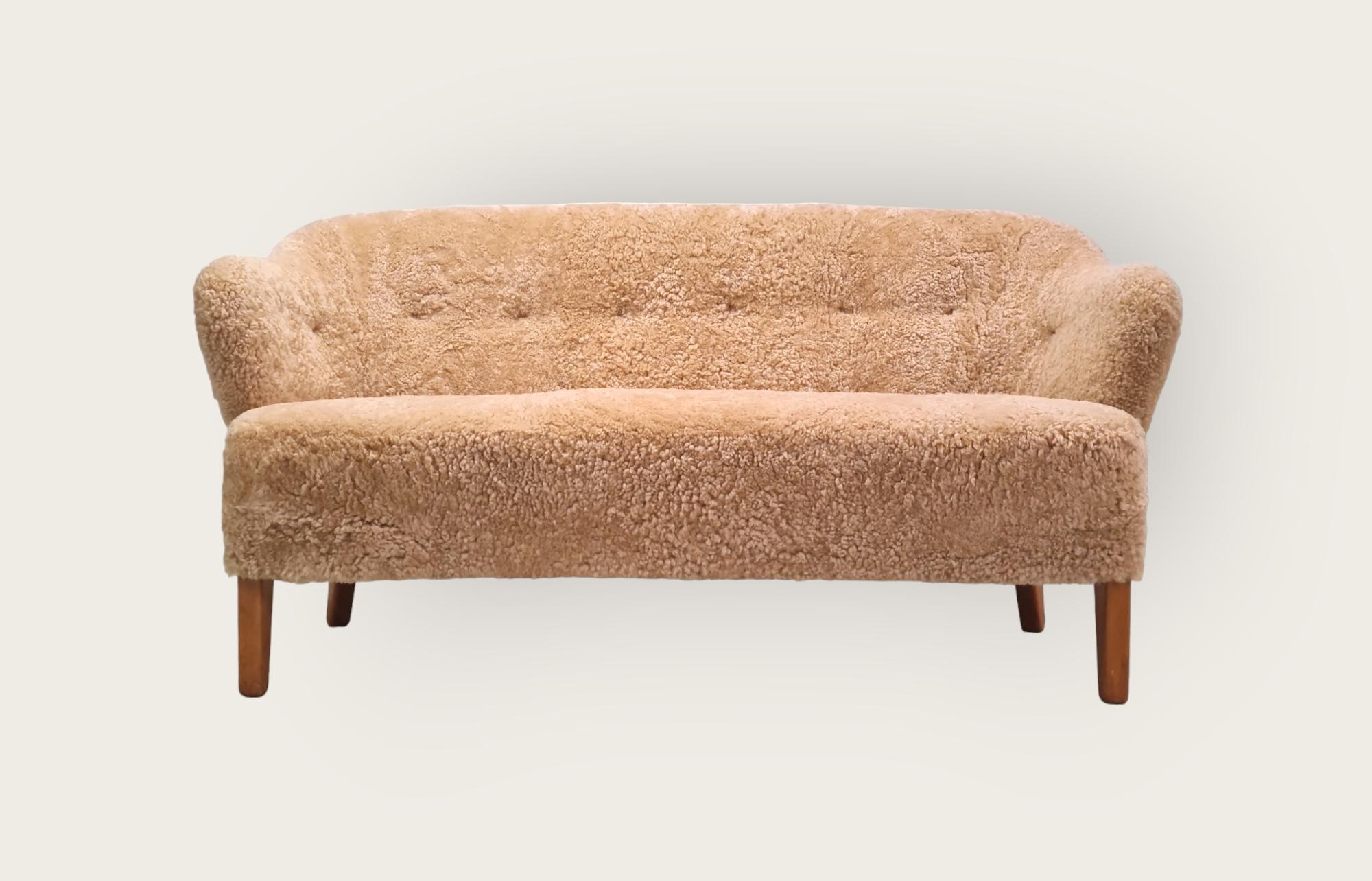 A neat and functional lounge sofa by danish architect Flemming Lassen (1902-1984). The Ingeborg series (sofa and chair) has been named after Flemming Lassen’s beloved mother, artist Ingeborg Winding. This sofa was manufactured by Asko in the