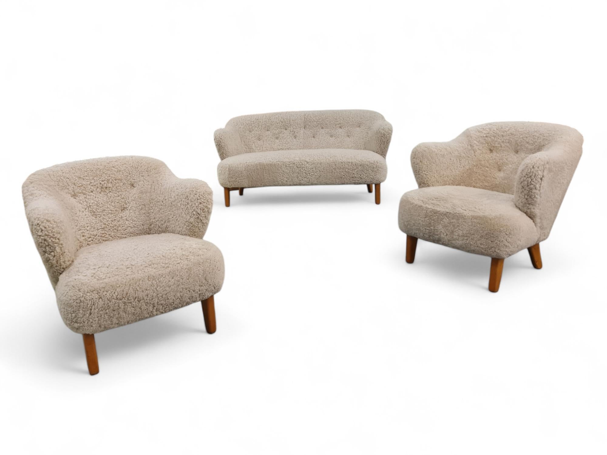 Un precioso sofá de salón del arquitecto danés Flemming Lassen en suave piel de oveja natural beige. El sofá tiene el mismo diseño que la silla Ingeborg de la serie (sofá y silla) que lleva el nombre de la querida madre de Flemming Lassen, la