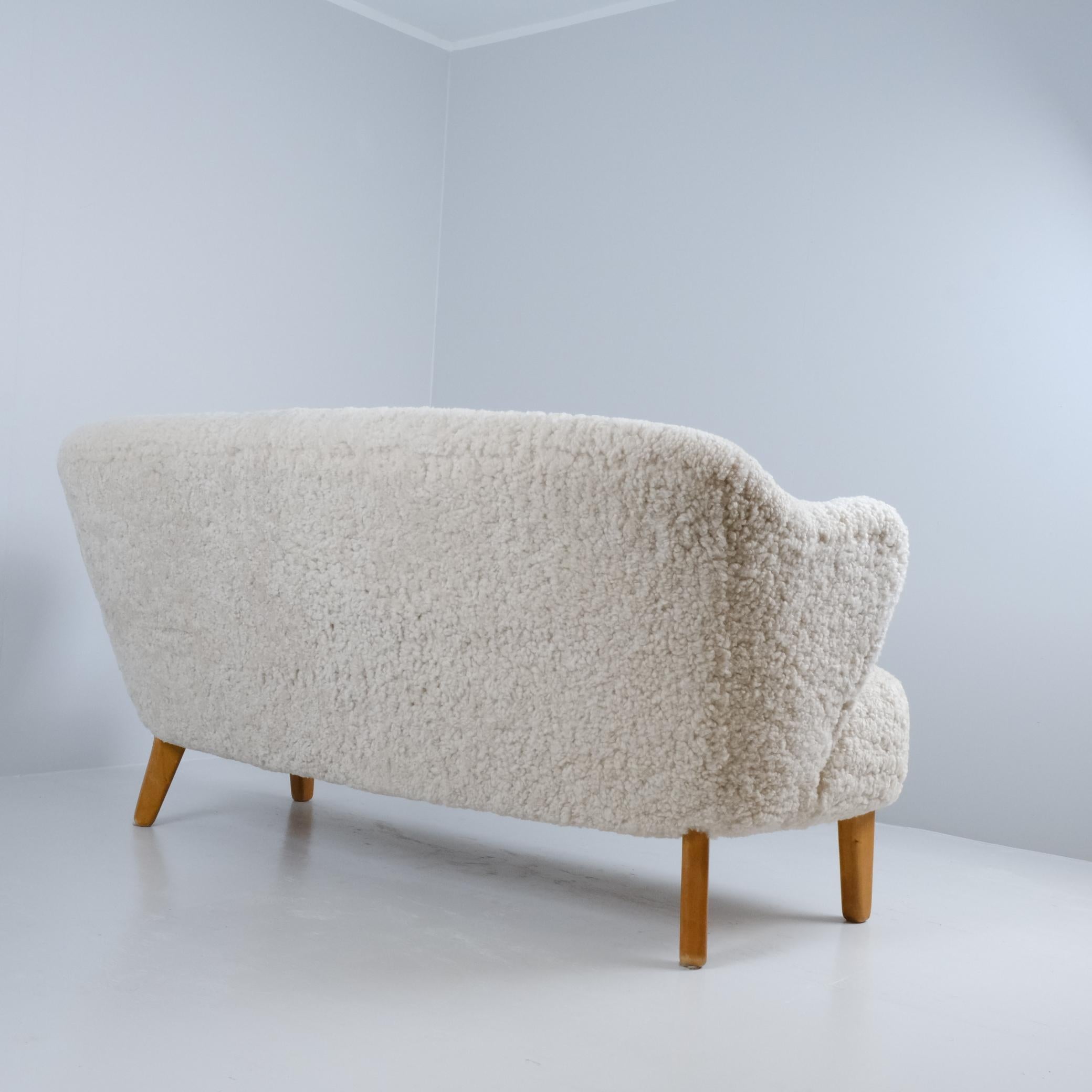 Sofá Flemming Lassen Ingeborg de haya y piel de oveja lisa beige, Asko Años 50 Piel de carnero en venta
