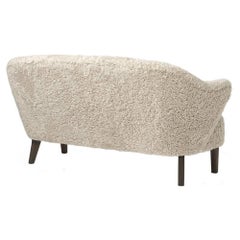 Flemming Lassen Ingeborg Sofa aus Schafsfell und Mondlicht aus dunkel gebeizter Eiche für Audo
