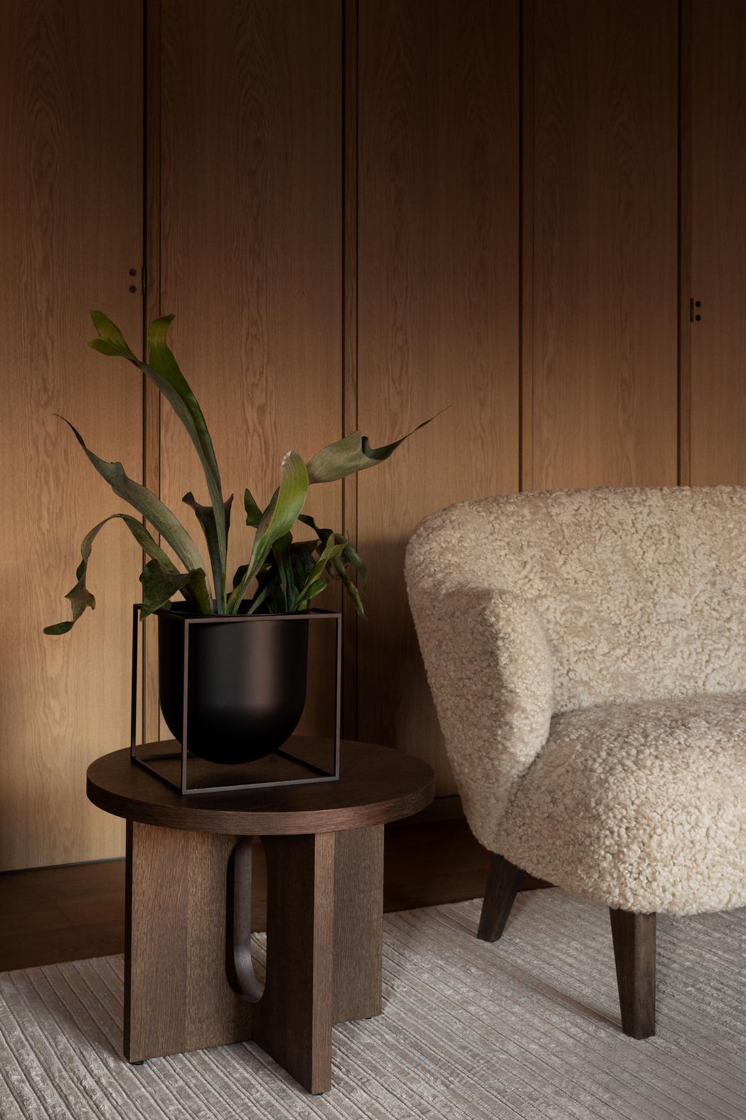Flemming Lassen Ingeborg Sofa Schafsleder Sahara Dunkel gebeizte Eiche für Audo im Zustand „Neu“ im Angebot in New York, NY