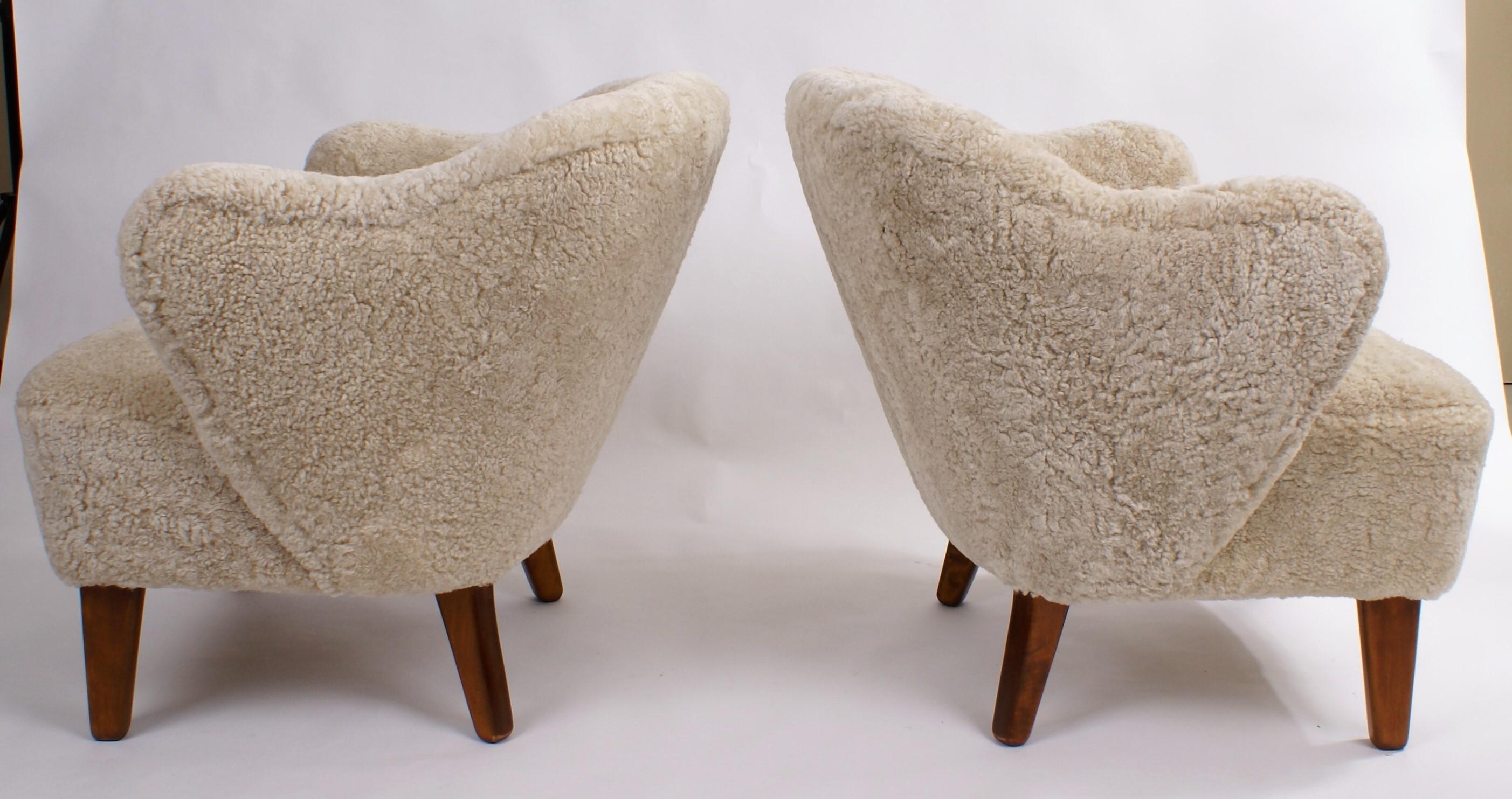 Flemming Lassen, pair of easy chairs for master cabinetmaker Jacob Kjaer, Denmark. Tapering legs in stained ash and reupholstered in beige sheepskin.

Please view 1stdibs item reference number LU1081215817951 for a Flemming Lassen settee that match