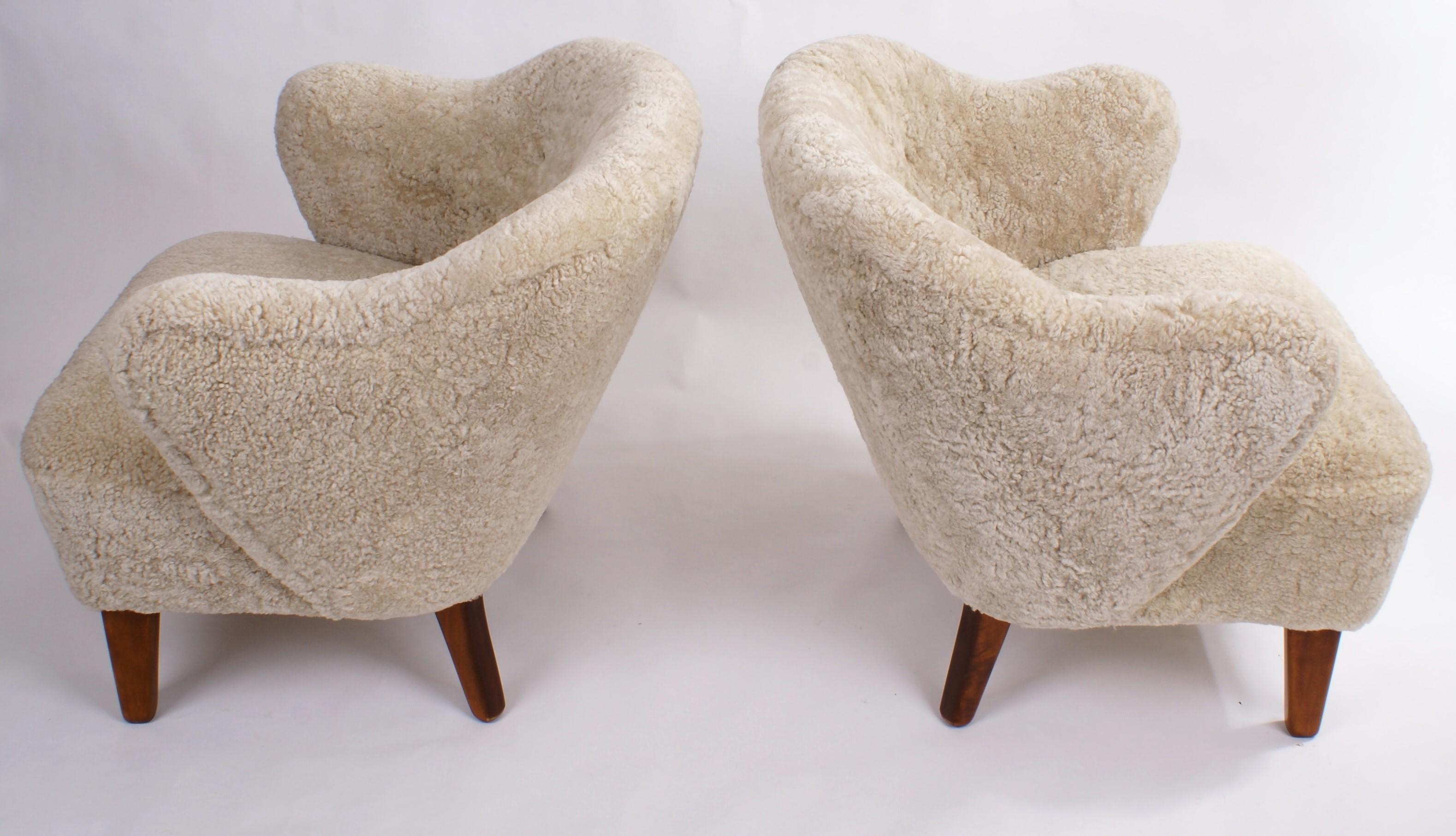 Flemming Lassen, pair of easy chairs for master cabinetmaker Jacob Kjaer, Denmark. Tapering legs in stained ash and reupholstered in beige sheepskin.

Please view 1stdibs item reference number LU1081220194402 for a Flemming Lassen settee that match