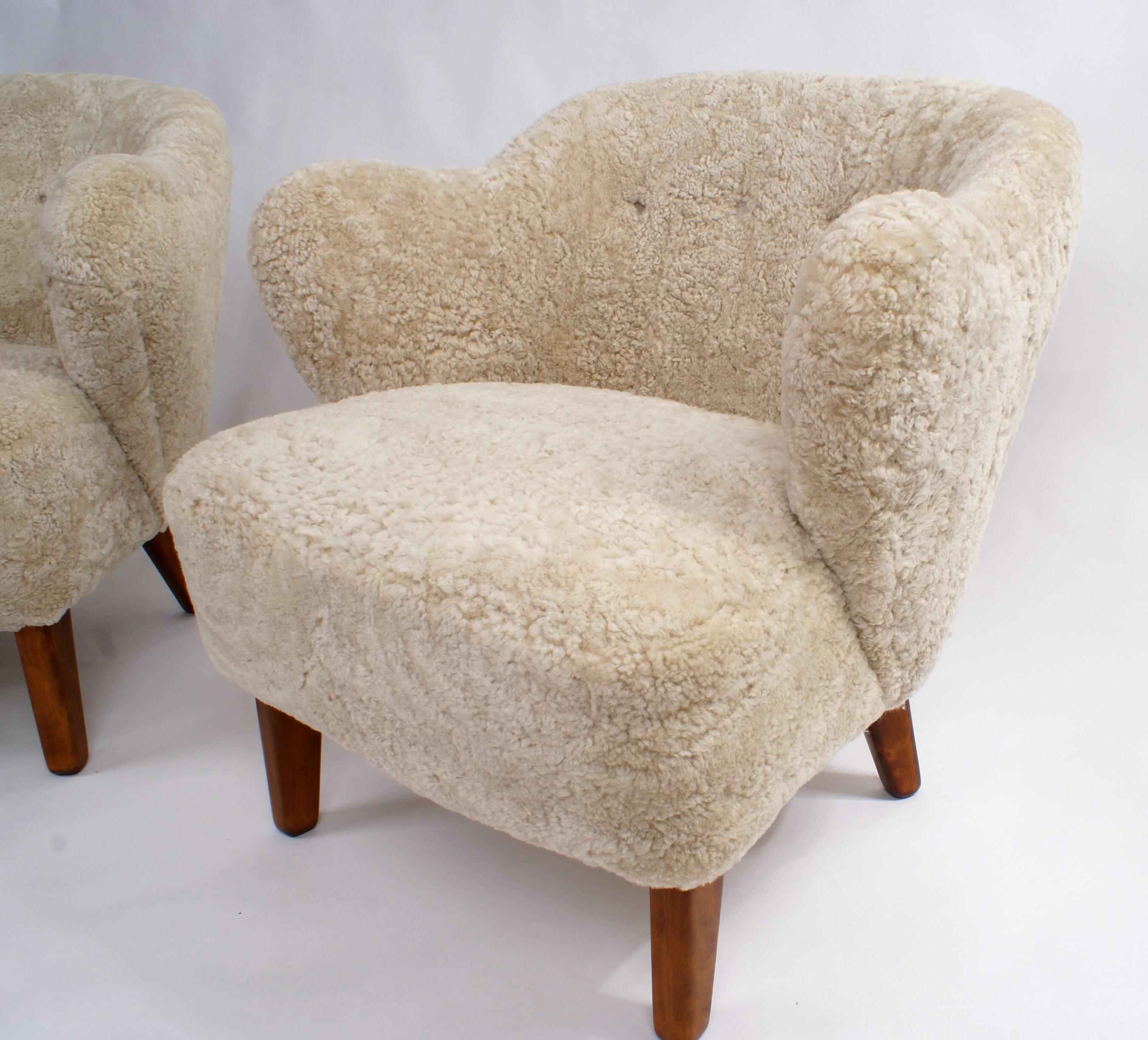 Scandinavian Modern Flemming Lassen Pair of Easy Chairs in Beige Sheepskin, 1940s For Sale