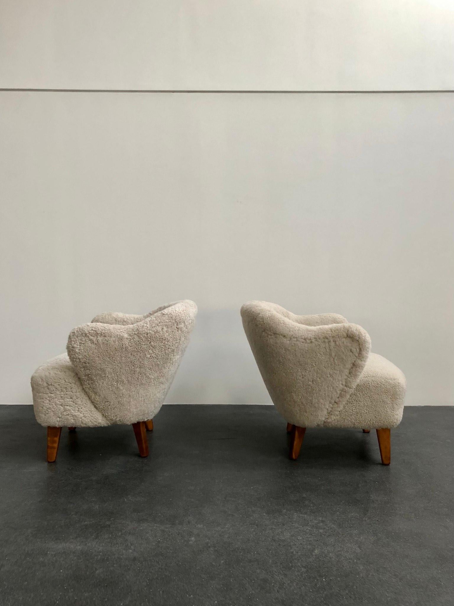 Danois Paire de fauteuils Flemming Lassen en peau de mouton beige, années 1940 en vente
