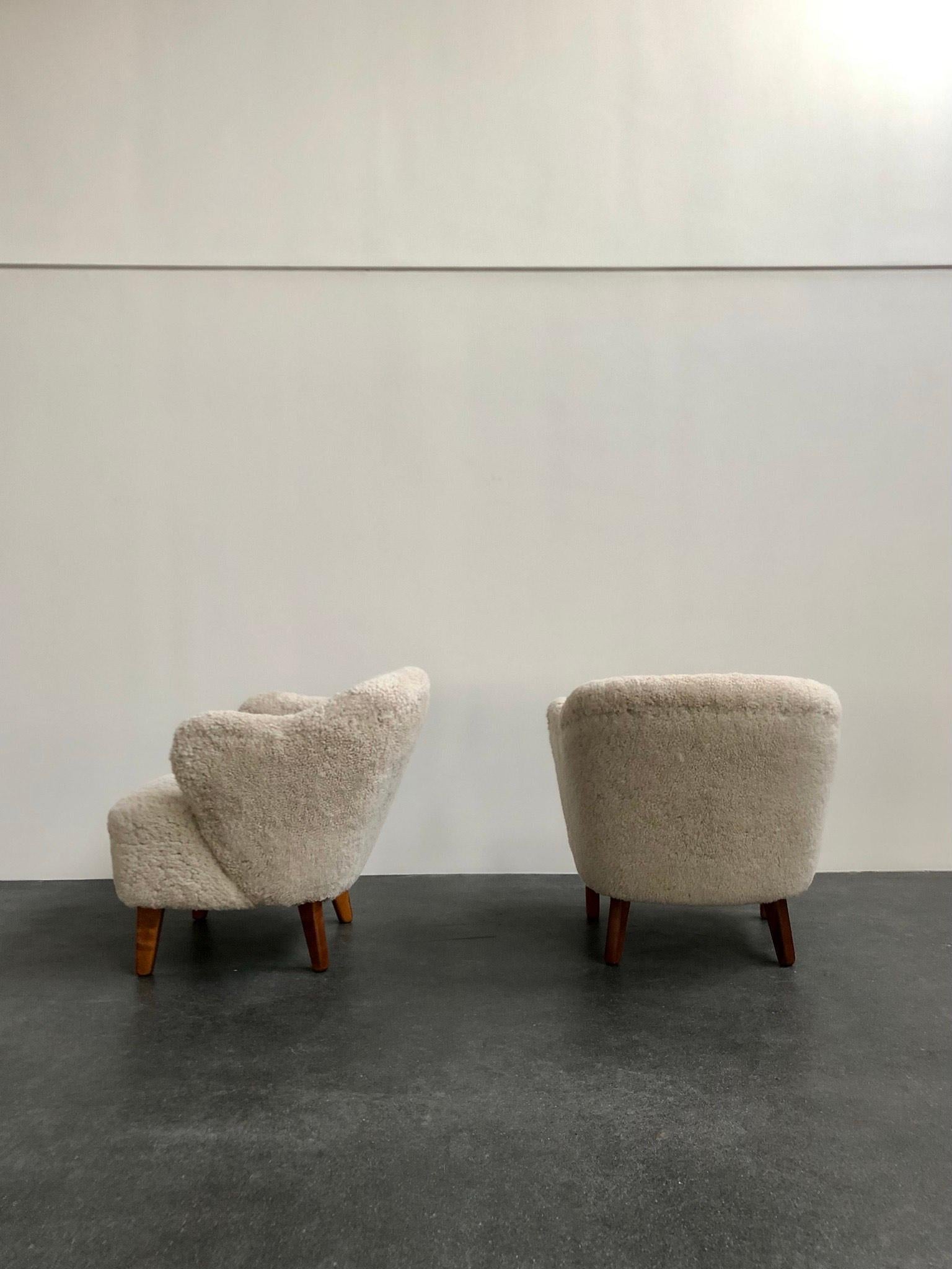 Flemming Lassen Pair of Easy Chairs in Beige Sheepskin, 1940s In Excellent Condition For Sale In Copenhagen, DK