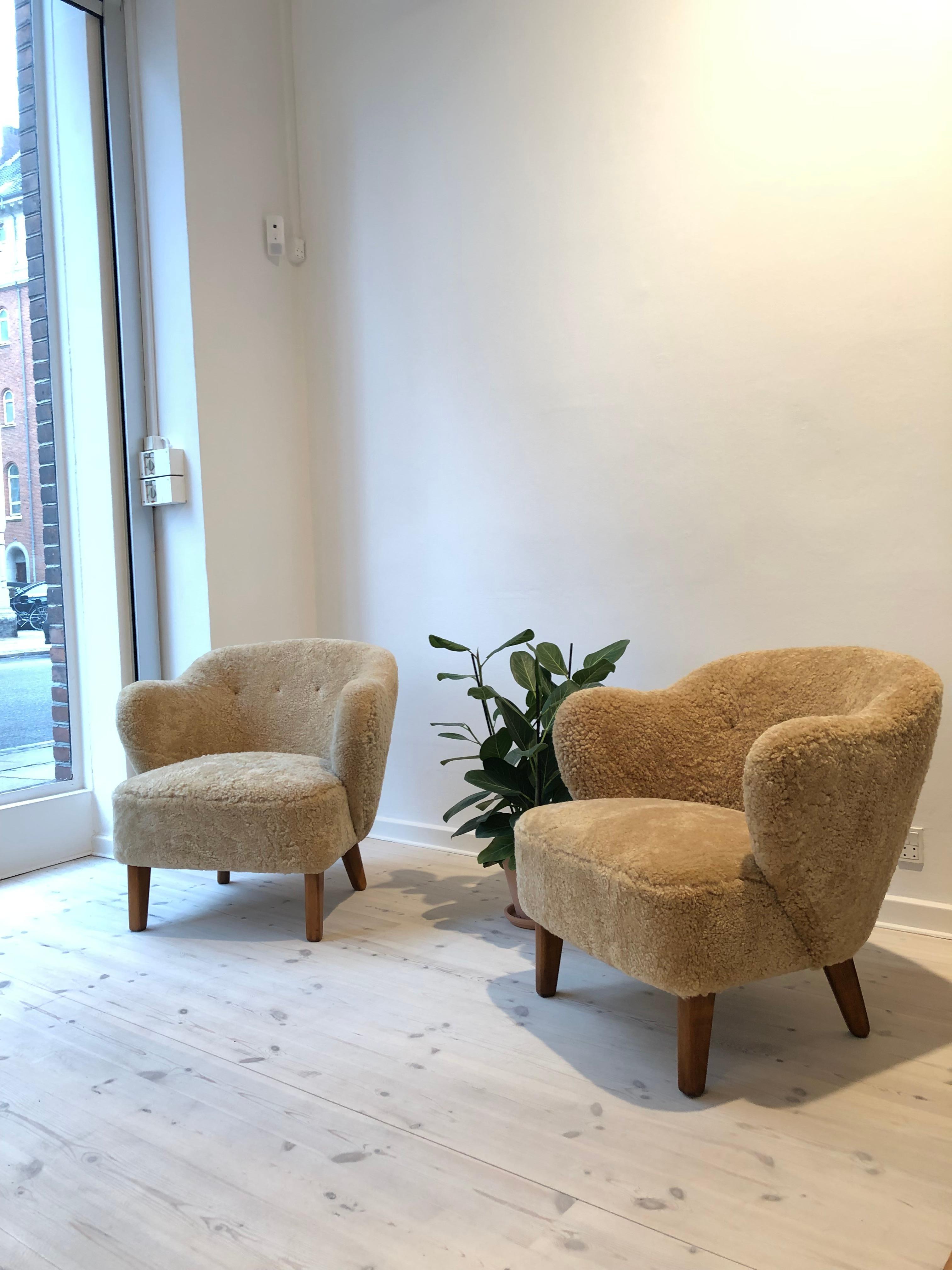 Flemming Lassen, pair of easy chairs for master cabinetmaker Jacob Kjaer, Denmark. Tapering legs in stained ash and reupholstered in natural/honey colored sheepskin.

Please view 1stdibs item reference number LU1081212324161 for a Flemming Lassen