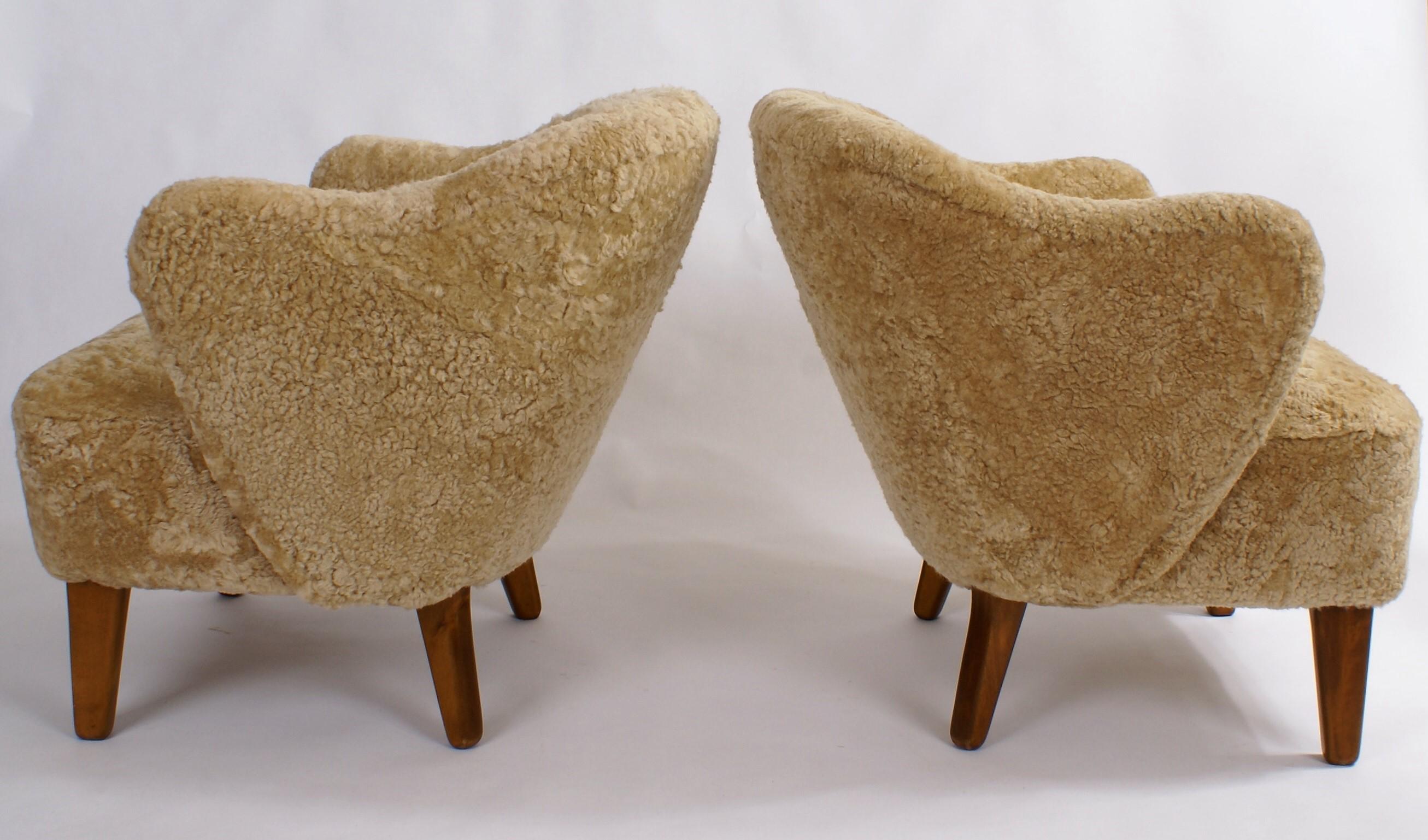 Flemming Lassen, pair of easy chairs for master cabinetmaker Jacob Kjaer, Denmark. Tapering legs in stained ash and reupholstered in natural/honey colored sheepskin.

Please view 1stdibs item reference number LU1081212324161 for a Flemming Lassen