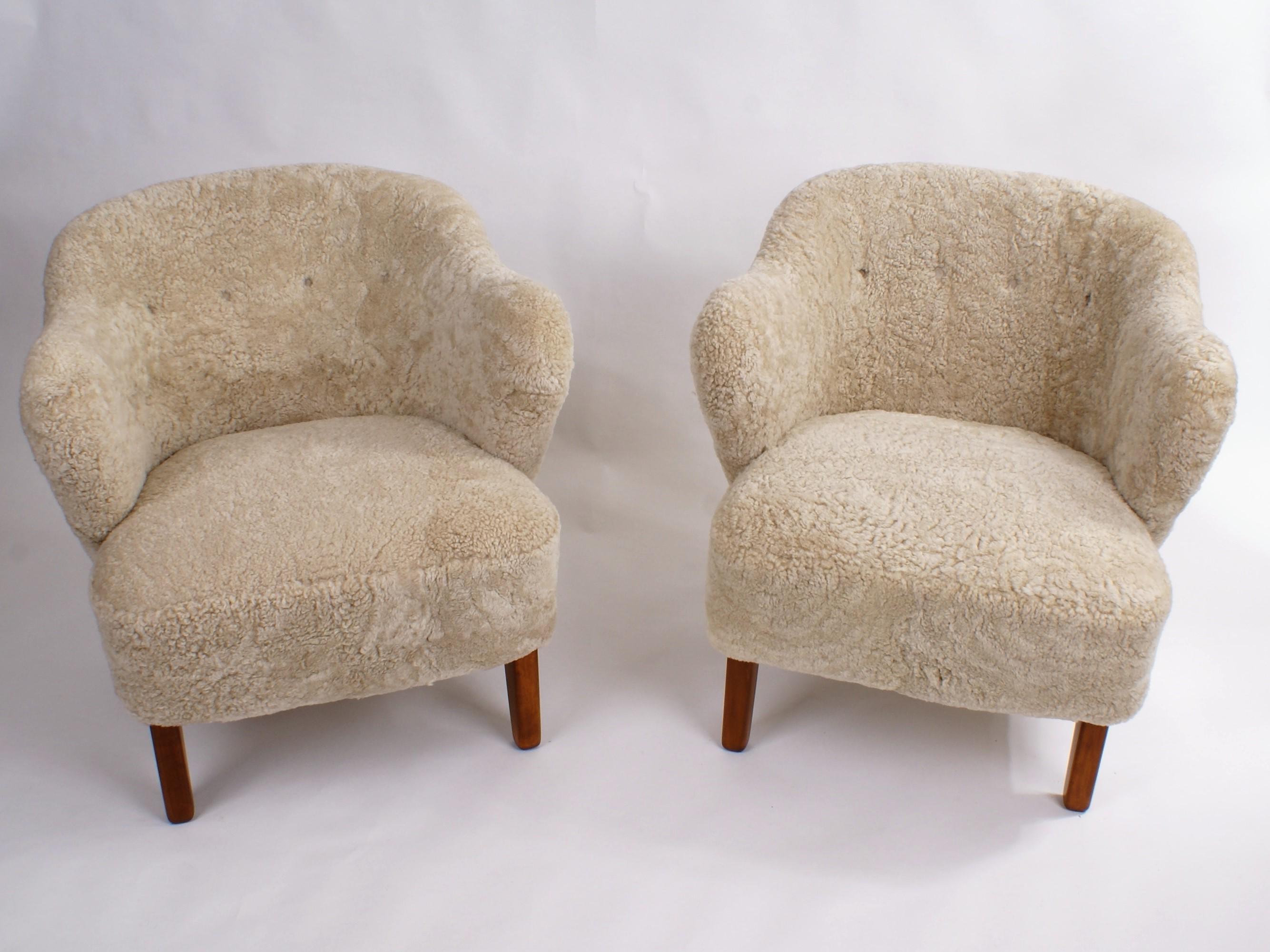 Flemming Lassen, pair of easy chairs for master cabinetmaker Jacob Kjaer, Denmark. Tapering legs in stained ash and reupholstered in beige sheepskin.

Please view 1stdibs item reference number LU108129189311 for a Flemming Lassen settee that match