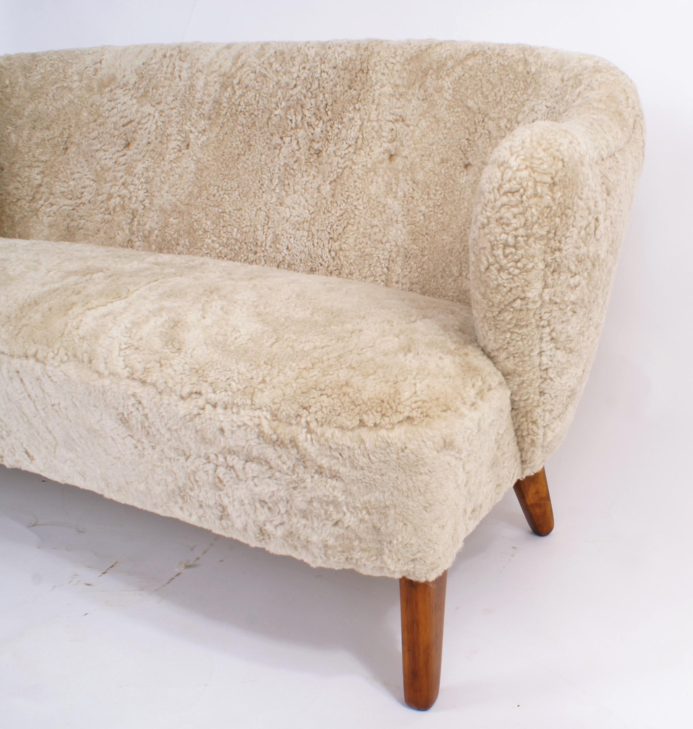 Scandinavo moderno Divano in pelle di pecora beige di Flemming Lassen, anni '40 in vendita