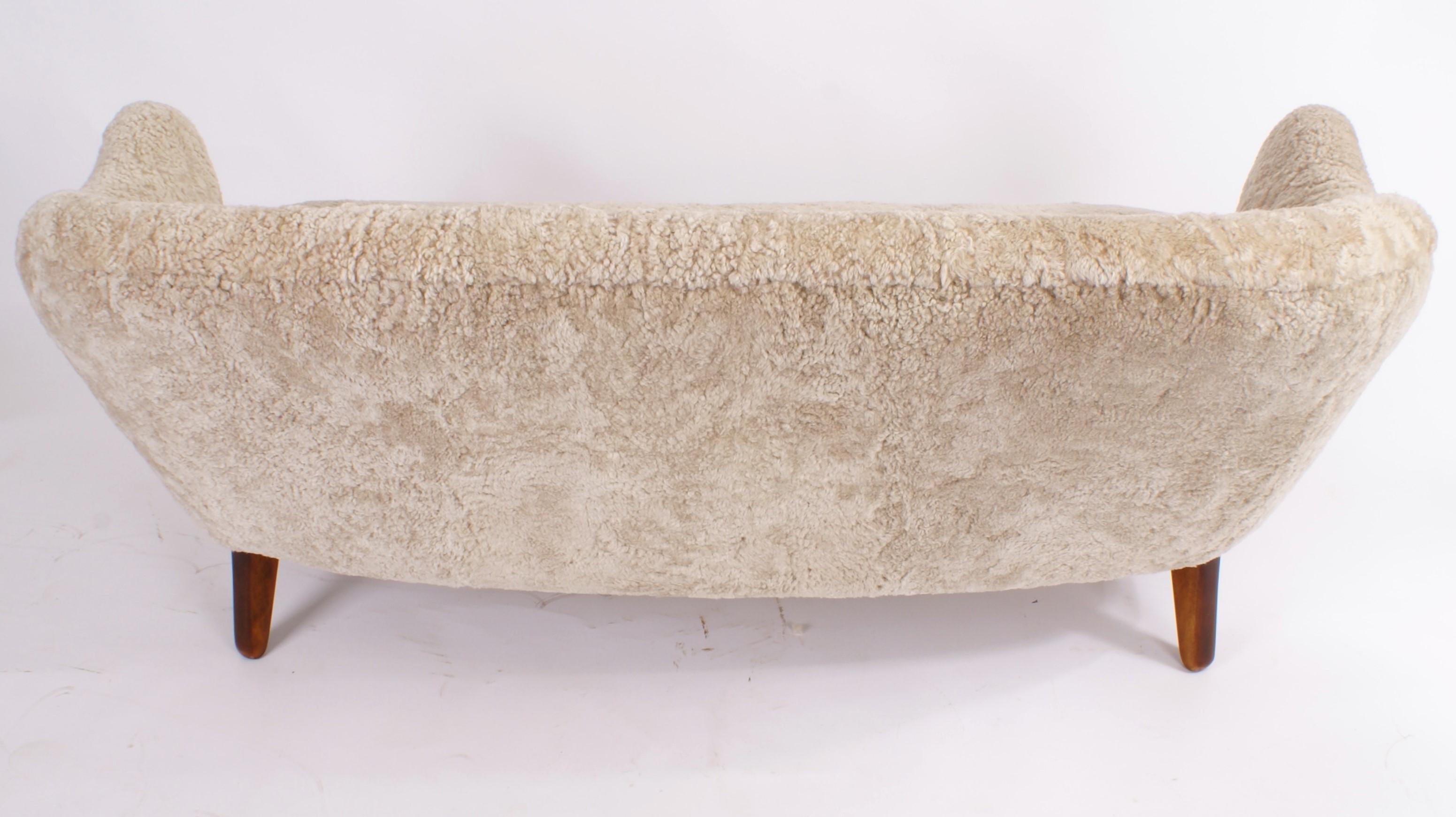 Montone Divano in pelle di pecora beige di Flemming Lassen, anni '40 in vendita