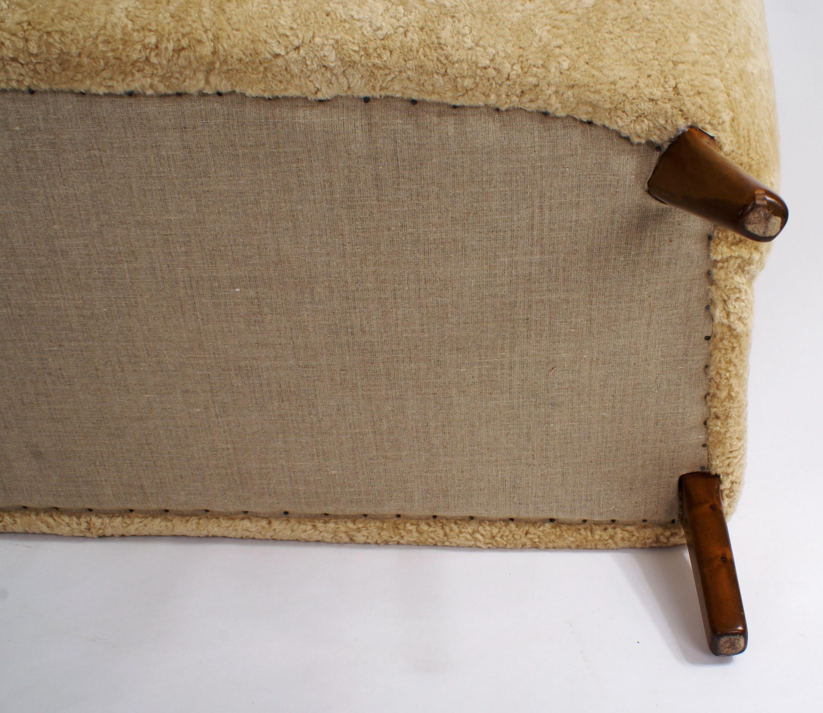 Flemming Lassen Settee in Honey Sheepskin for Cabinetmaker Jacob Kjaer, 1940 For Sale 8