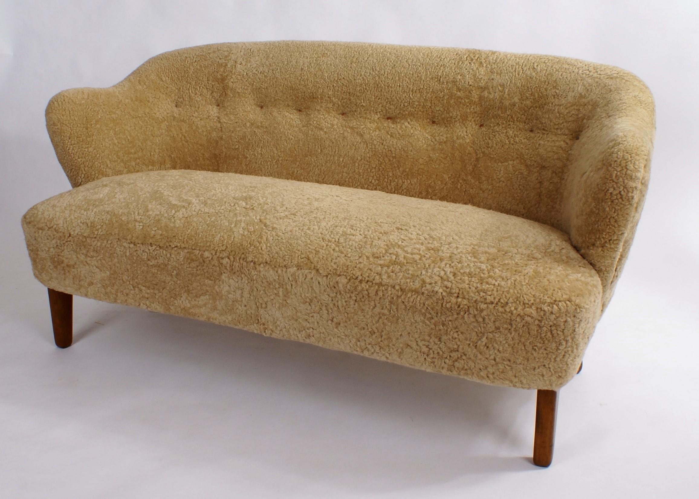 Mid-20th Century Flemming Lassen Settee in Honey Sheepskin for Cabinetmaker Jacob Kjaer, 1940 For Sale