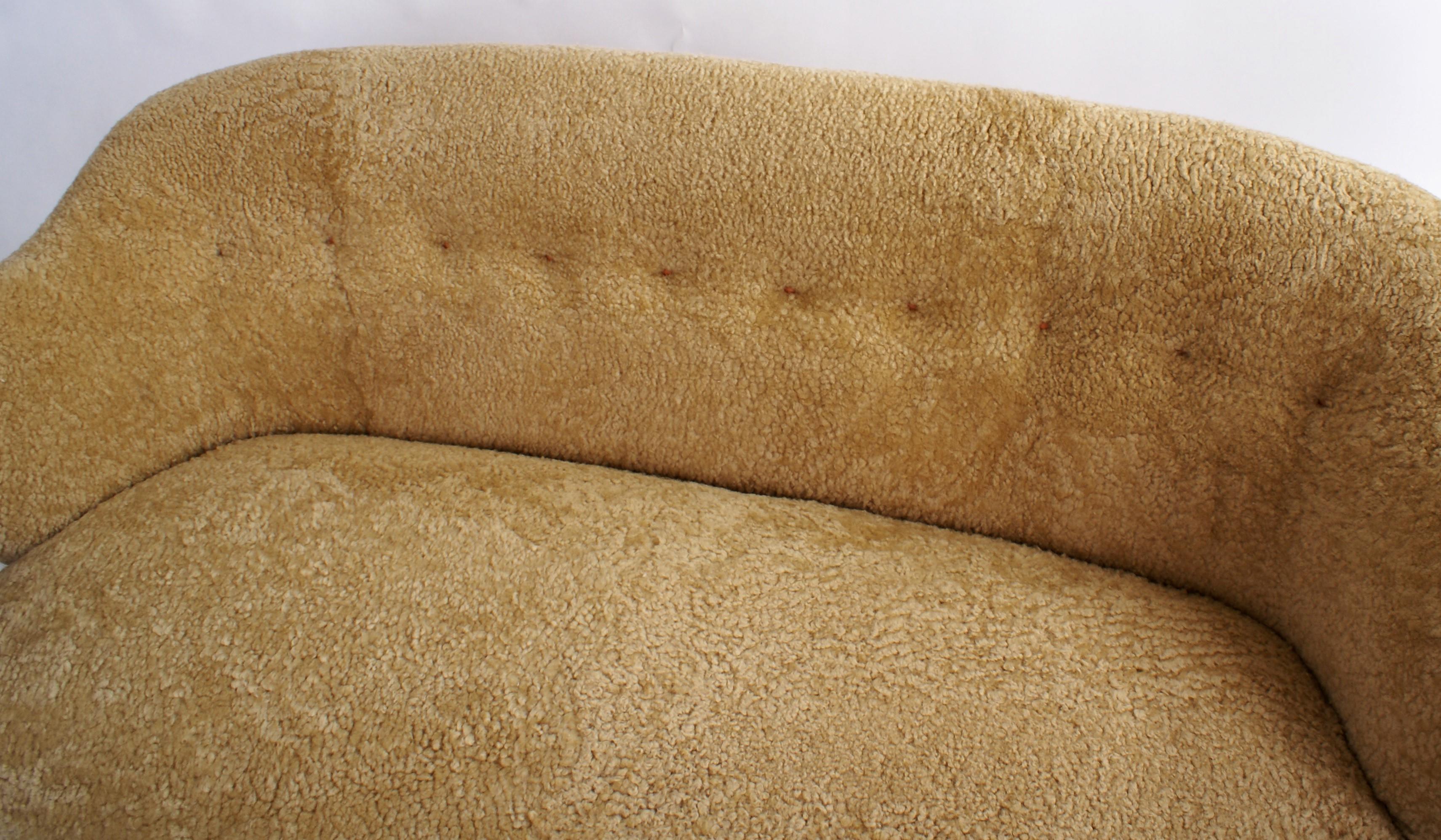 Flemming Lassen Settee in Honey Sheepskin for Cabinetmaker Jacob Kjaer, 1940 For Sale 3