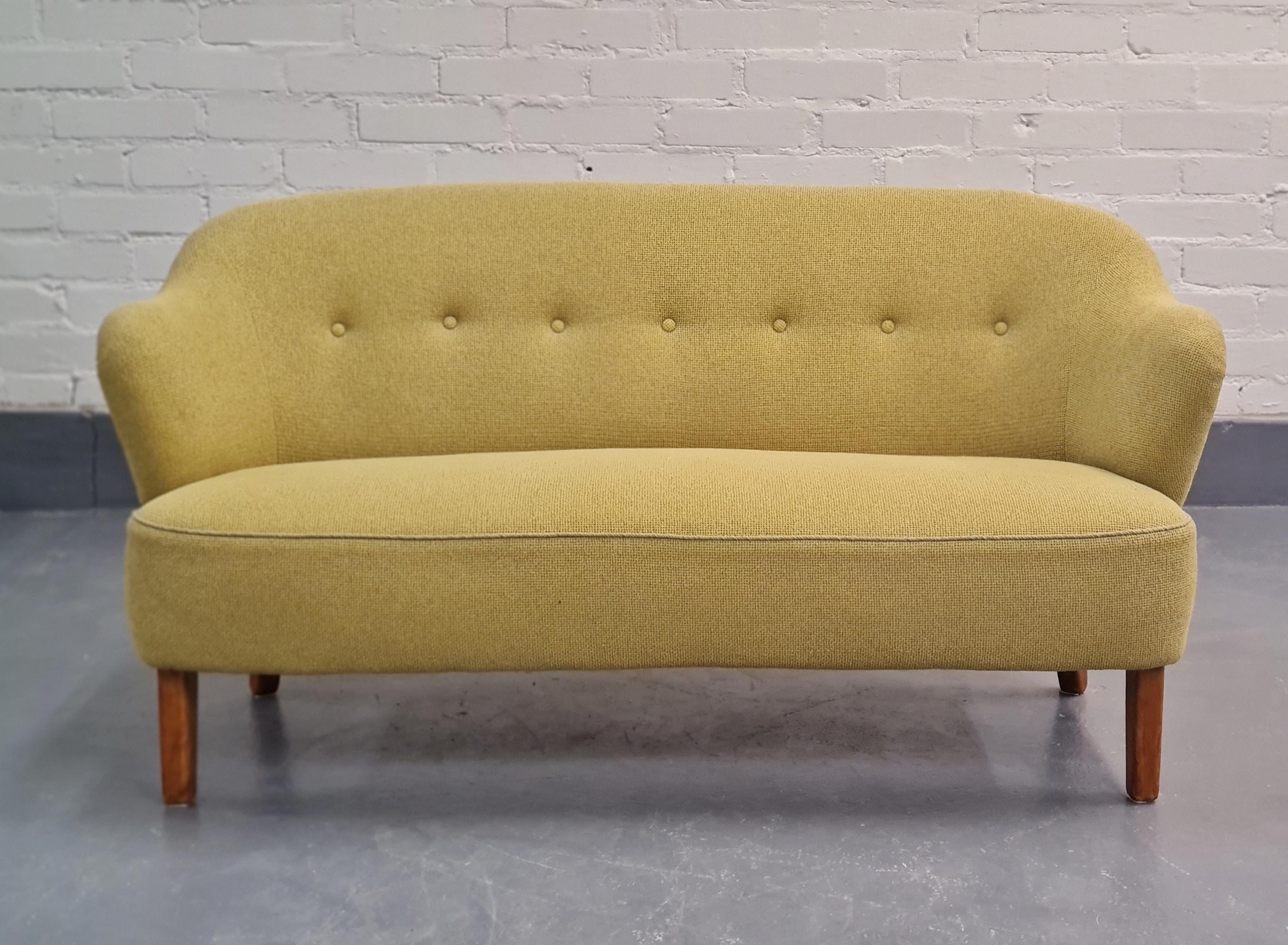 A beautiful sofa by the world famous designer Flemming Lassen. This sofa was manufactured by Asko in the 1950s. Included is a drawing of the original sketch by Asko.
The overall condition is quite good.