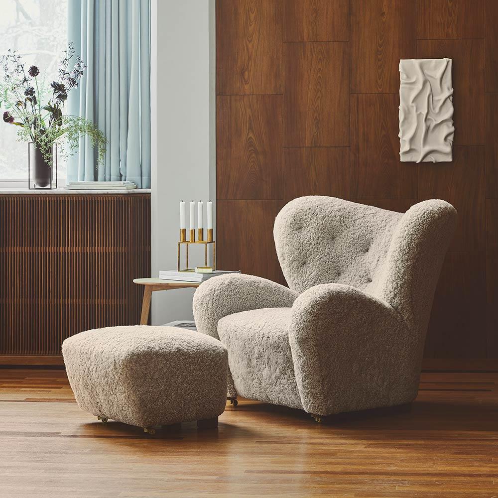 Le pouf Tired Man a été conçu à partir du fauteuil original de Flemming Lassen. Les lignes douces et les formes rondes du fauteuil se retrouvent dans le pouf. Bien proportionné pour compléter le fauteuil, le pouf rehausse l'expérience de la détente