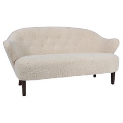 Flemming Lassen Zweisitzer-Sofa, Modell Ingeborg, Lammfell