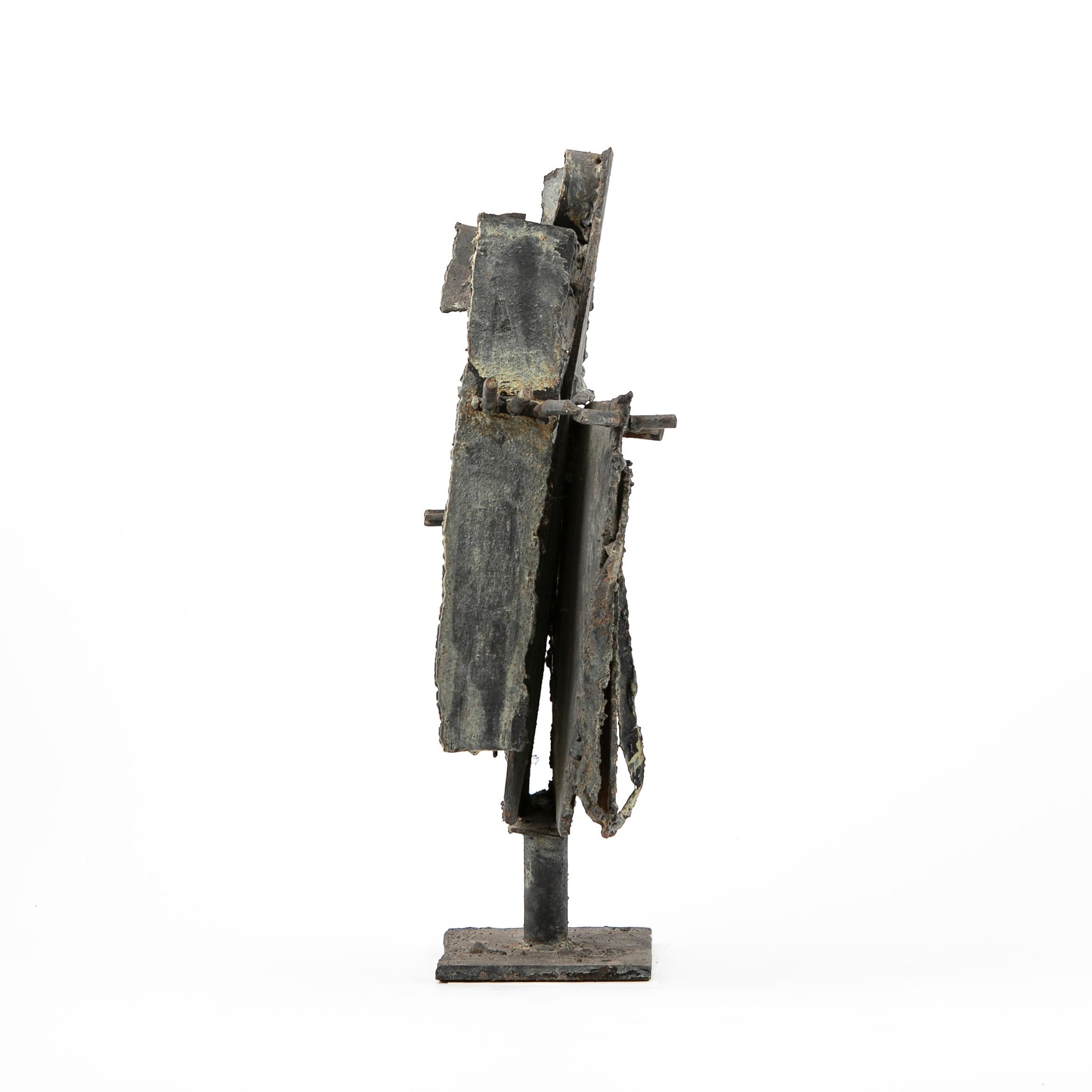 Flemming Rodian Greve (1944-2014).
An abstract sculpture made in patinated iron.
Made in Denmark during the 1960's.
Unsigned.


Flemming Rodian was a Danish renowned Postwar & Contemporary artist who worked with both prints, sculpting and