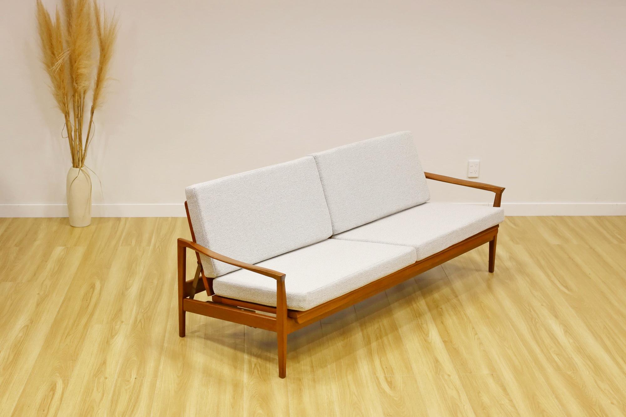 FLER 'FLERMONT' Daybed in good condtion.

New upholstery with high density foam and new zippable fabric cover.

Strong frames, no wobbly, beautiful wood grains.

Folding mechanism works smoothly.

Small scratches/dents/imperfection. 

W 204cm, D