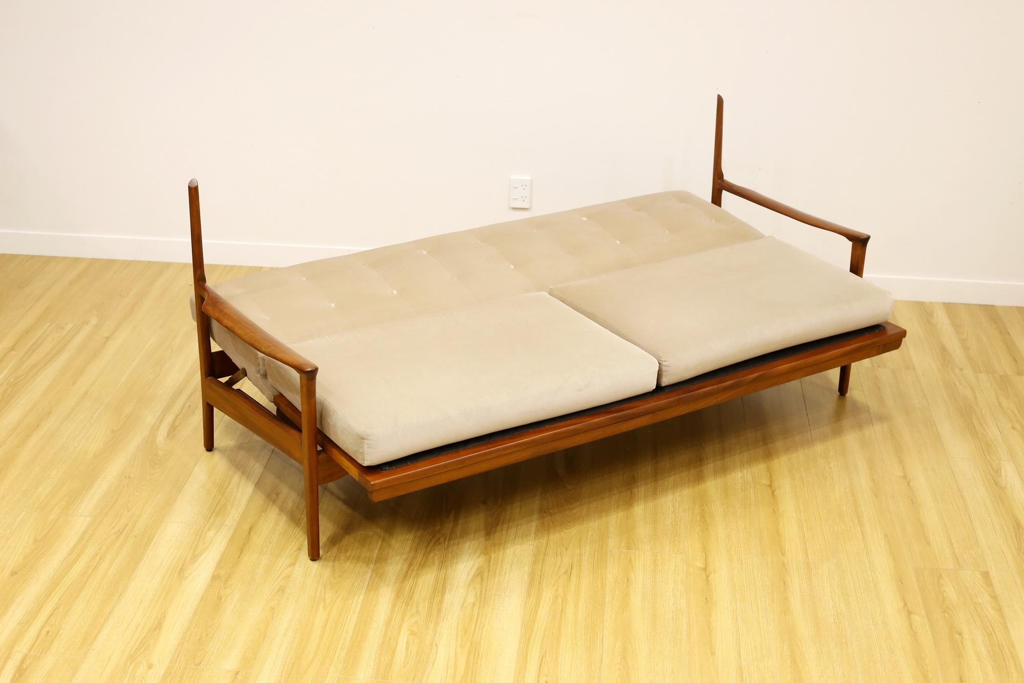 A rare daybed is a timeless design that will stand out in any contemporary setting.

Fler 'KARINGA' Daybed designed by FRED LOWEN.

In good original condition. 

[Matching armchairs in my other listings.]

Beautifully sculpted mahogany frame is