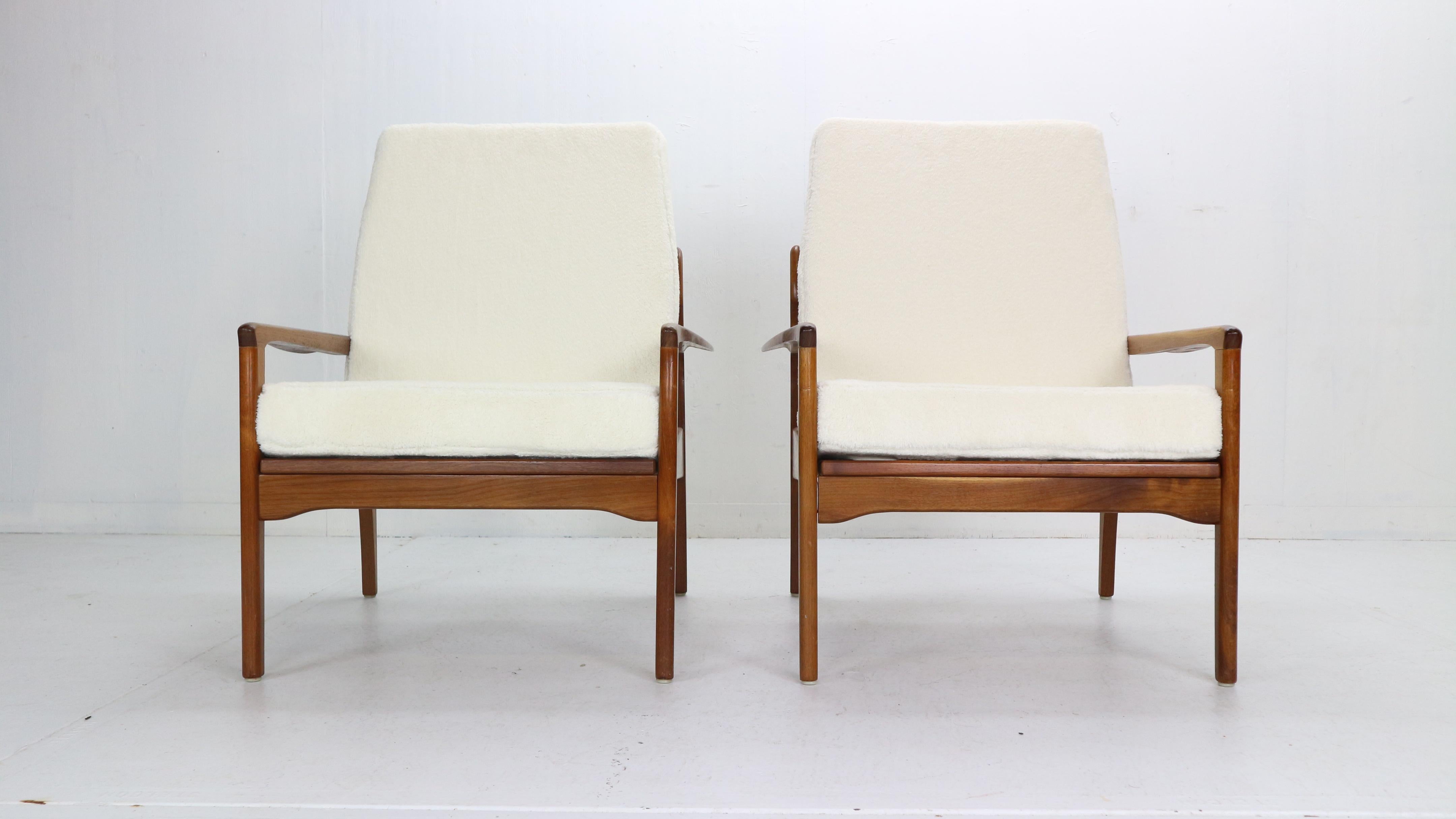 A stunning set of two armchairs by the iconic Fred Lowen, for Fler furniture, circa 1960.
Beautifully finished timber-frames which are rarely seen anymore because they require hours of careful work (much by hand) are made of Tasmanian