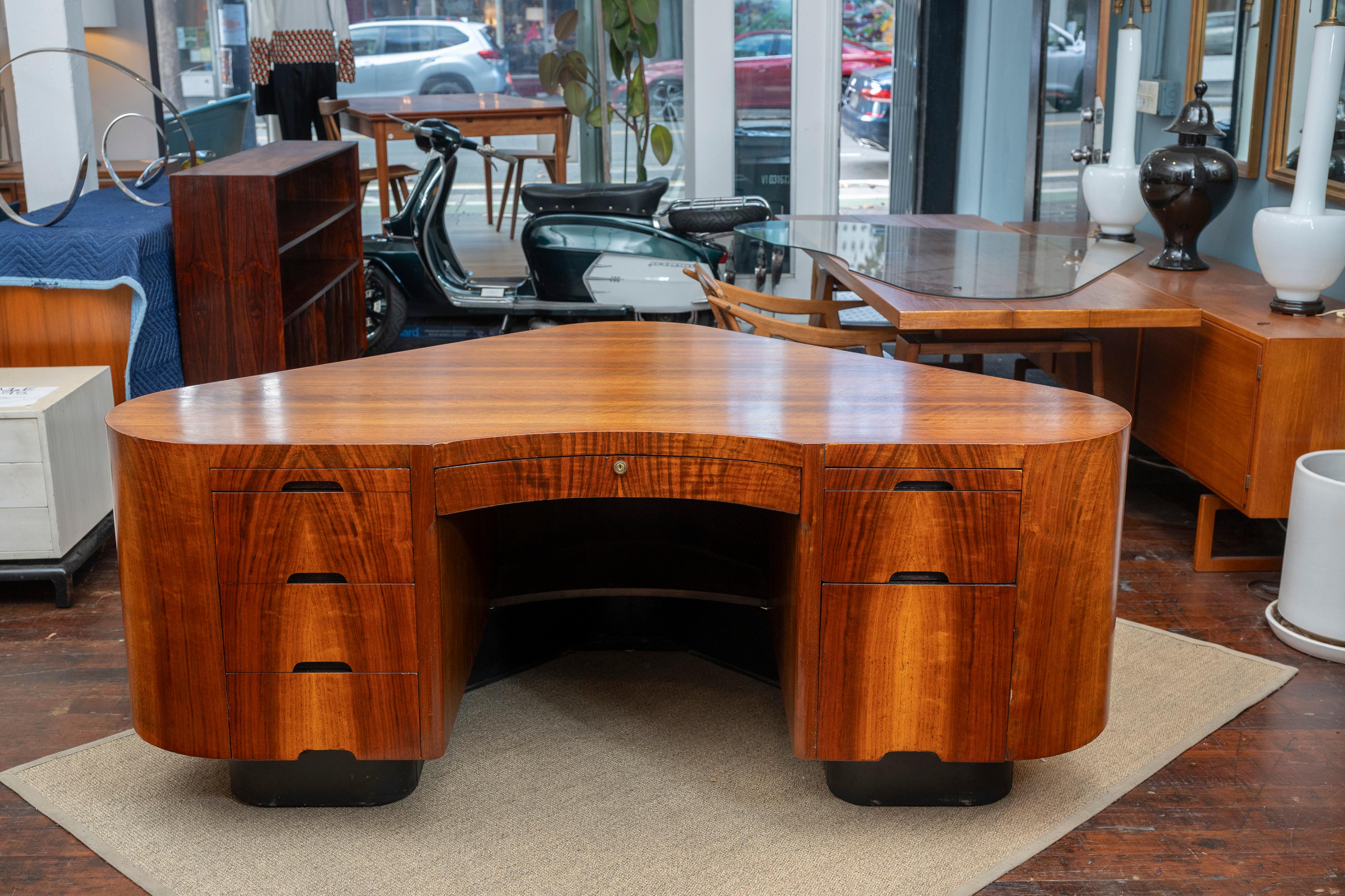 Scrivania dell'aviazione americana in stile Art Déco, disegnata da Frank Fletcher e prodotta da Fletcher Aviation per Hughes Aircraft a Pasadena, California, nel 1945 circa. La scrivania dalla forma triangolare arrotondata è caratterizzata da