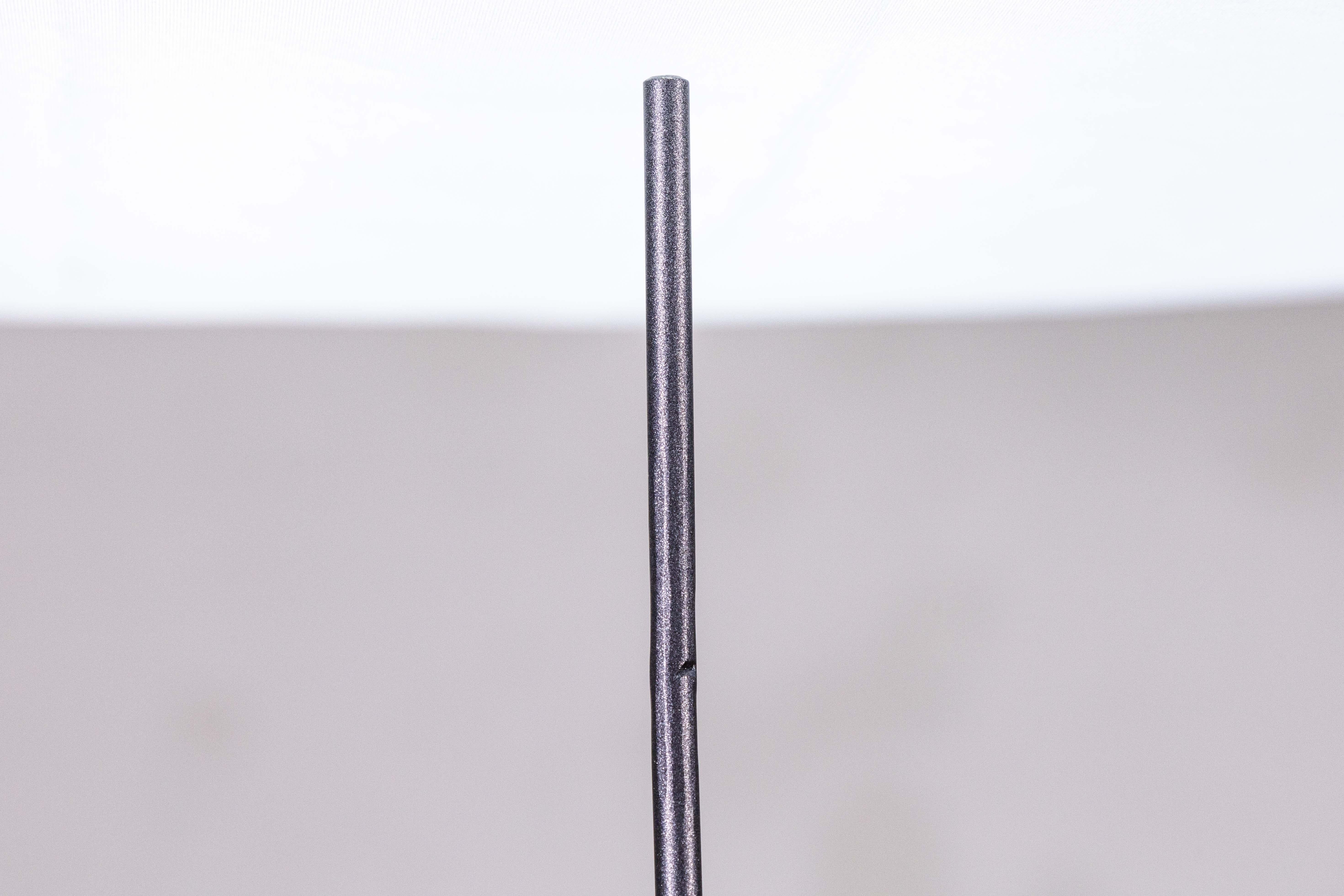 Eine zeitgenössische geschweißte Stahlskulptur Untitled (Straight-Up) von Fletcher Benton. Geätzte Signatur auf dem Sockel und datiert 2004. Eine abstrakte Komposition mit linearen und geschwungenen Linien, die zusammen eine runde Stahlkugel halten.