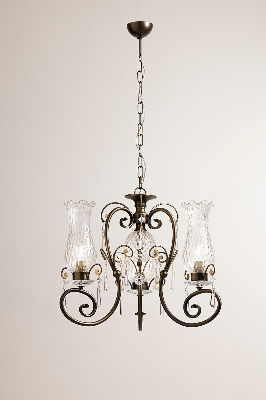 Lampada a sospensione Fleur Anfora 3 di MM Lampadari
Dimensioni: Ø 20 x H. 55 cm.
Materiali: Metallo, vetro di Murano e cristallo balloton.

Sono disponibili diverse finiture. Tutte le nostre lampade possono essere cablate a seconda del Paese. Se