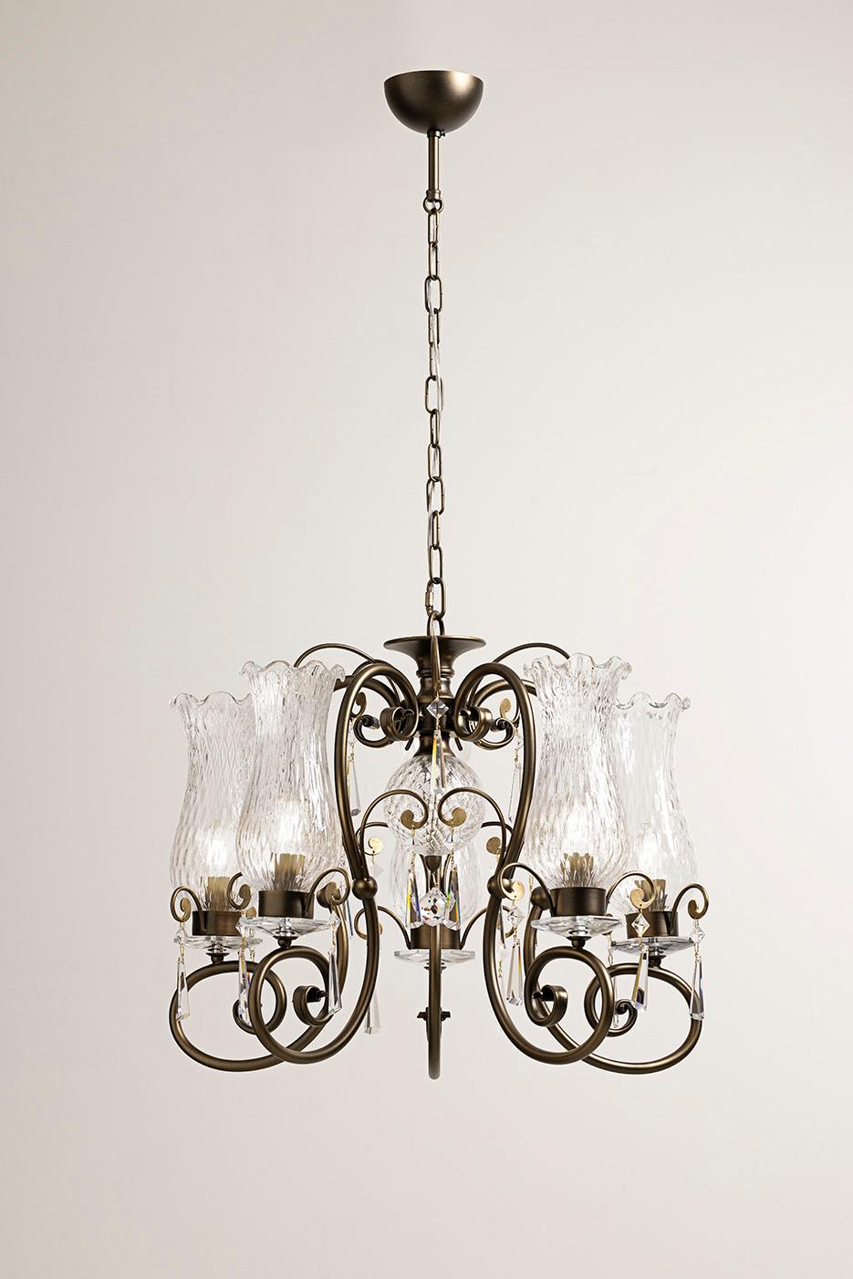 Lampada a sospensione Fleur Anfora 5 di MM Lampadari
Dimensioni: Ø 70 x H. 55 cm.
Materiali: Metallo, vetro di Murano e cristallo balloton.

Sono disponibili diverse finiture. Tutte le nostre lampade possono essere cablate a seconda del Paese. Se