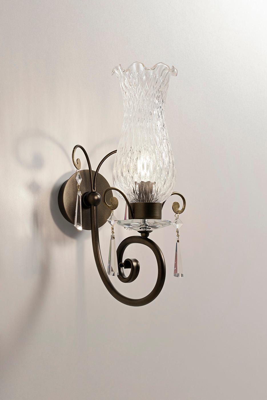 Lámpara de pared Fleur Anfora de MM Lampadari
Dimensiones: P 24 x An 15 x Al 40 cm.
Materiales: Metal, cristal de Murano y cristal de ballotón.

Hay disponibles diferentes acabados. Todas nuestras lámparas pueden cablearse según cada país. Si se