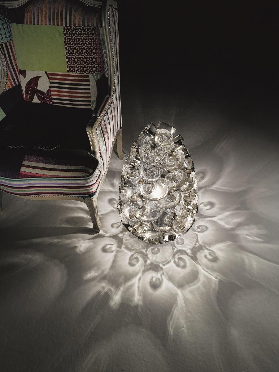 Fleur Blown Table Lamp by MM Lampadari
Dimensions: Ø 25 x H 40 cm.
Materials: Metal, crystal, and Murano glass.

Different finishes are available. All our lamps can be wired according to each country. If sold to the USA it will be wired for the USA