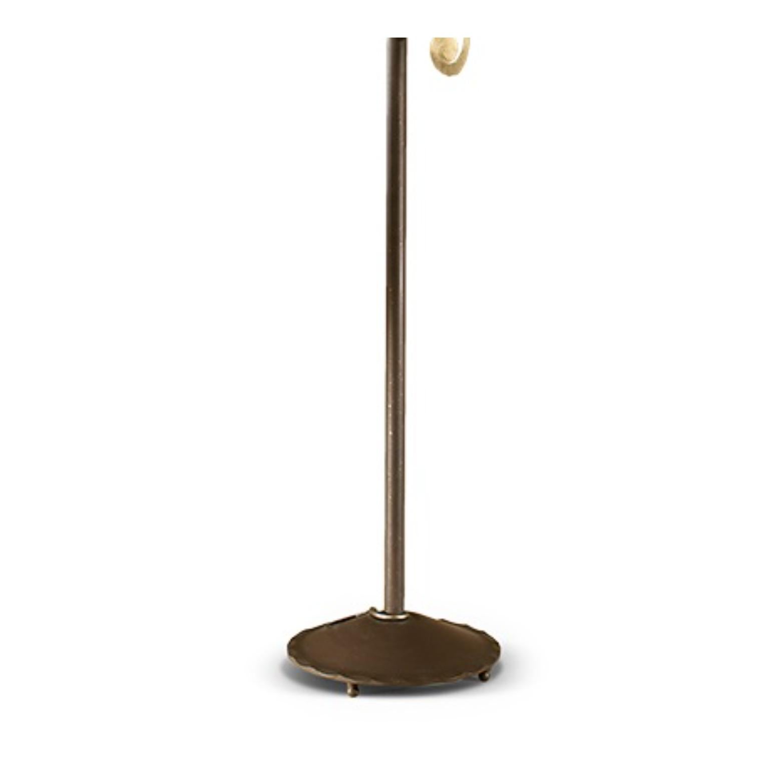 Lámpara de pie Fleur Botte de MM Lampadari
Dimensiones: P 26 x An 57 x Al 175 cm.
Materiales: Metal, cristal y vidrio de Murano.

Hay disponibles diferentes acabados. Todas nuestras lámparas pueden cablearse según cada país. Si se vende a EE.UU., se